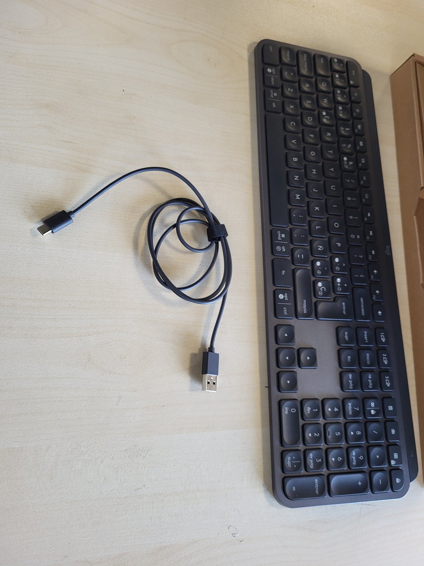 267719 - LOGITECH MX KEYS, Tastierë pa tel, Marrës Bluetooth dhe USB, Lidhje USB-C, Jetëgjatësi baterie 5-mujore, Funksion ndërrimi i lehtë, Taste me ndriçim nga prapa, PC/Mac, Paraqitje gjermane QWERTZ, Ngjyra: grafit