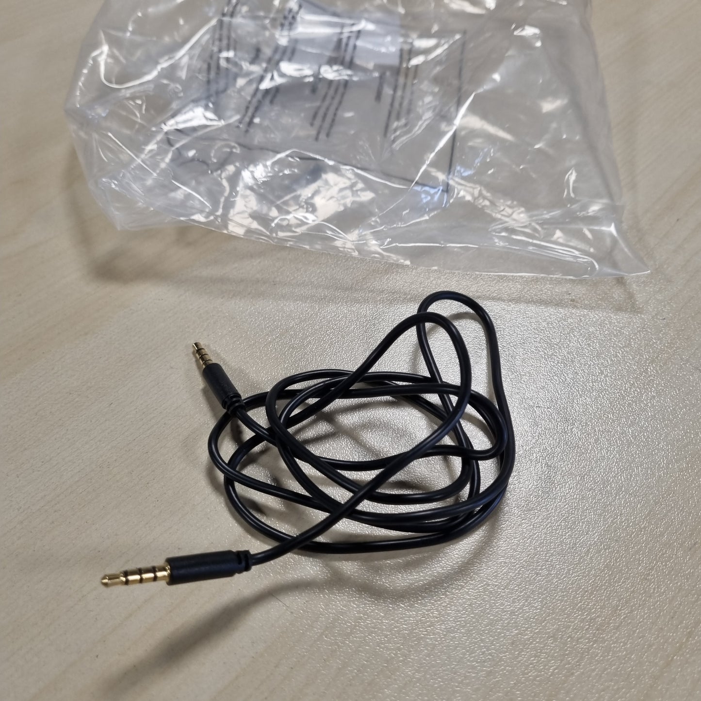 269665 - GOOBAY Kabllo lidhjeje audio AUX 63826, stereo 3.5 mm dhe 4 kunja, e hollë, CU, e zezë, gjatësi kablli 1 m