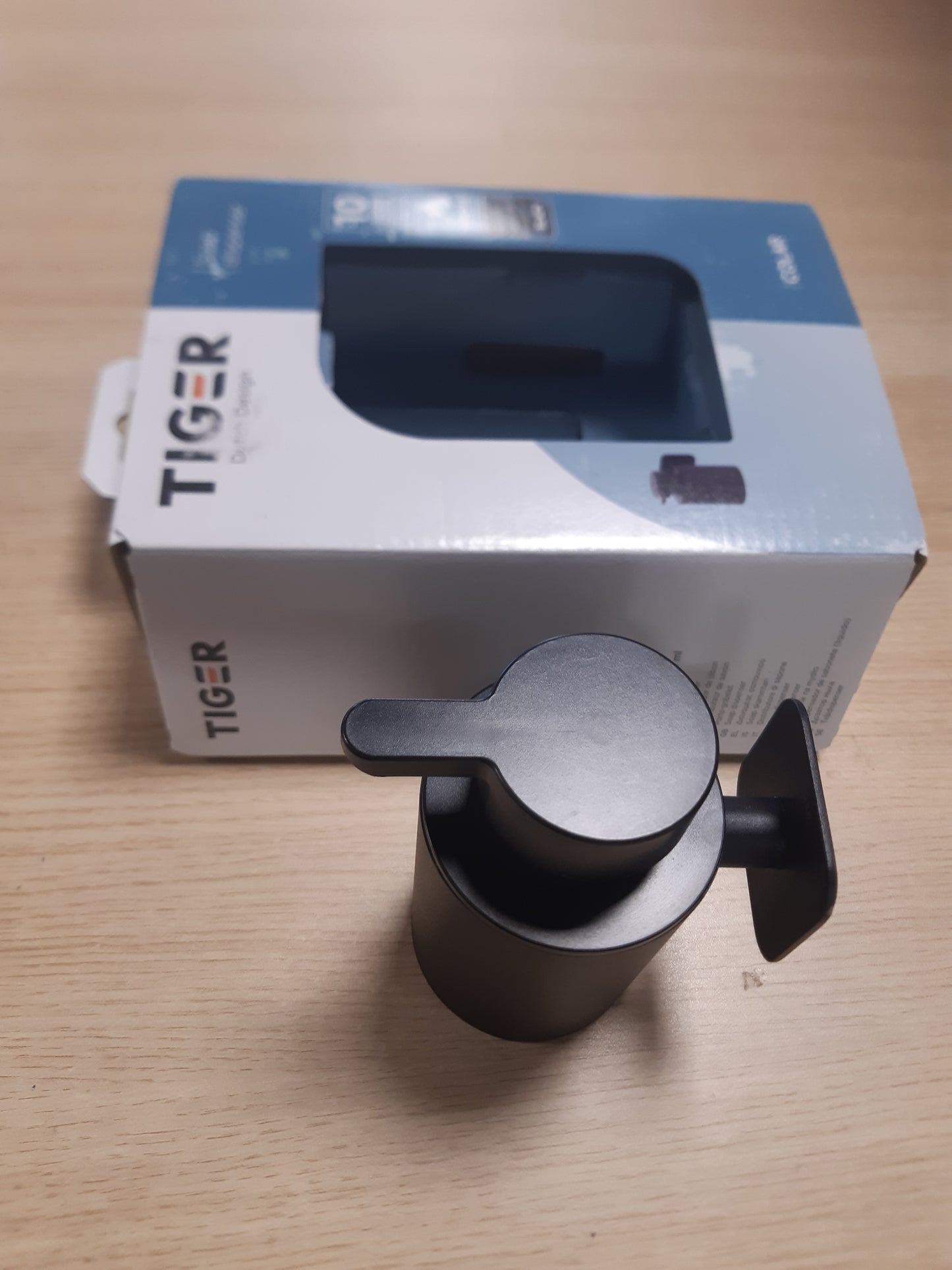 256158 - TIGER COLAR DISPENSER SAPUNI I MONTUAR NË MUR, ÇELIK INOX, NGJYRA E ZEZË E VESHUR ME PLUHUR, INSTALIM I LEHTË PA SHPIME