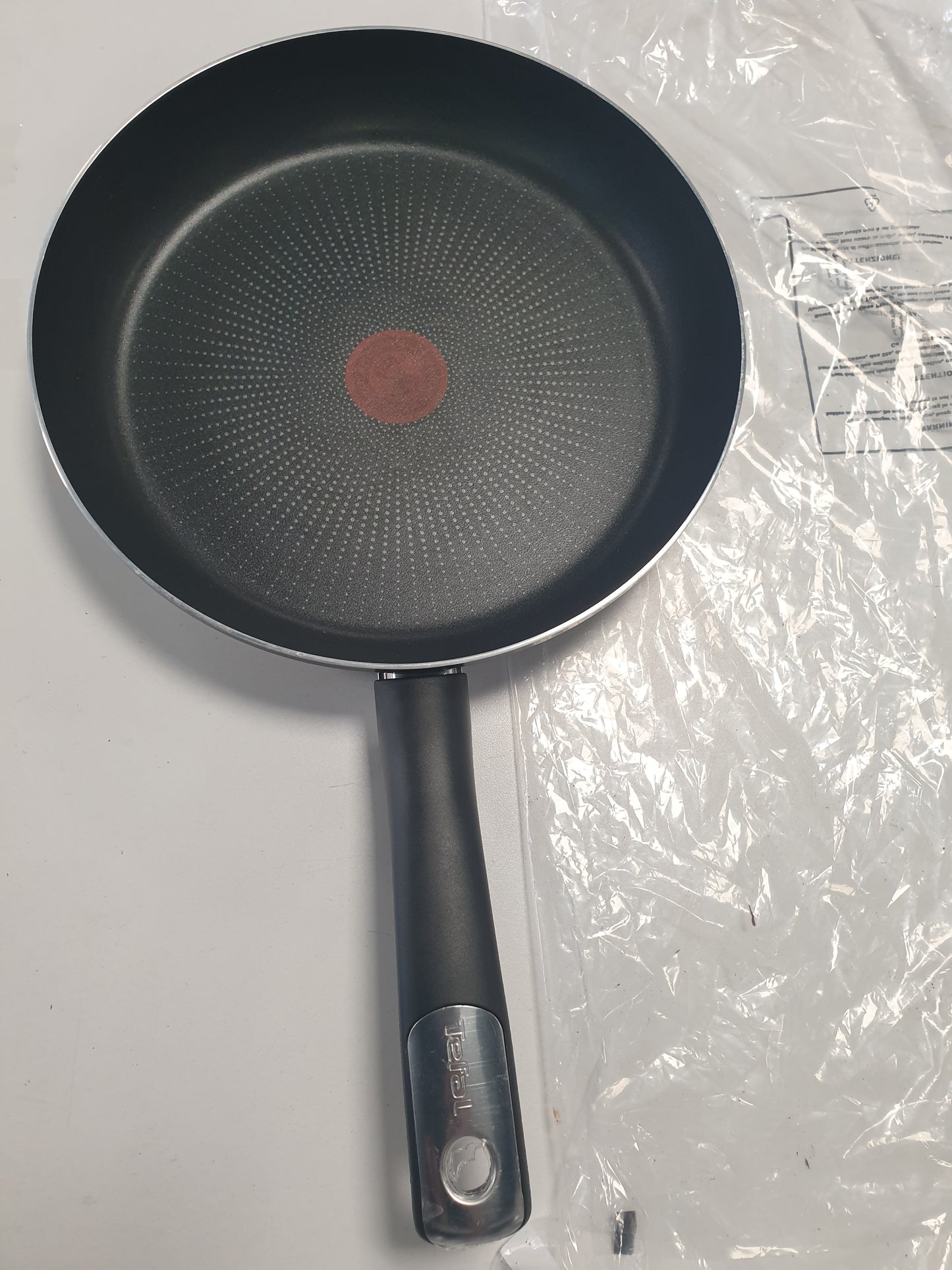 222187 - TEFAL Tigan Hard Titanium Essential 28 cm, shtresë jo ngjitëse, termo-sinjal, i sigurt për lavastovilje, jo i përshtatshëm për soba me induksion, Prodhuar në Francë, C38806