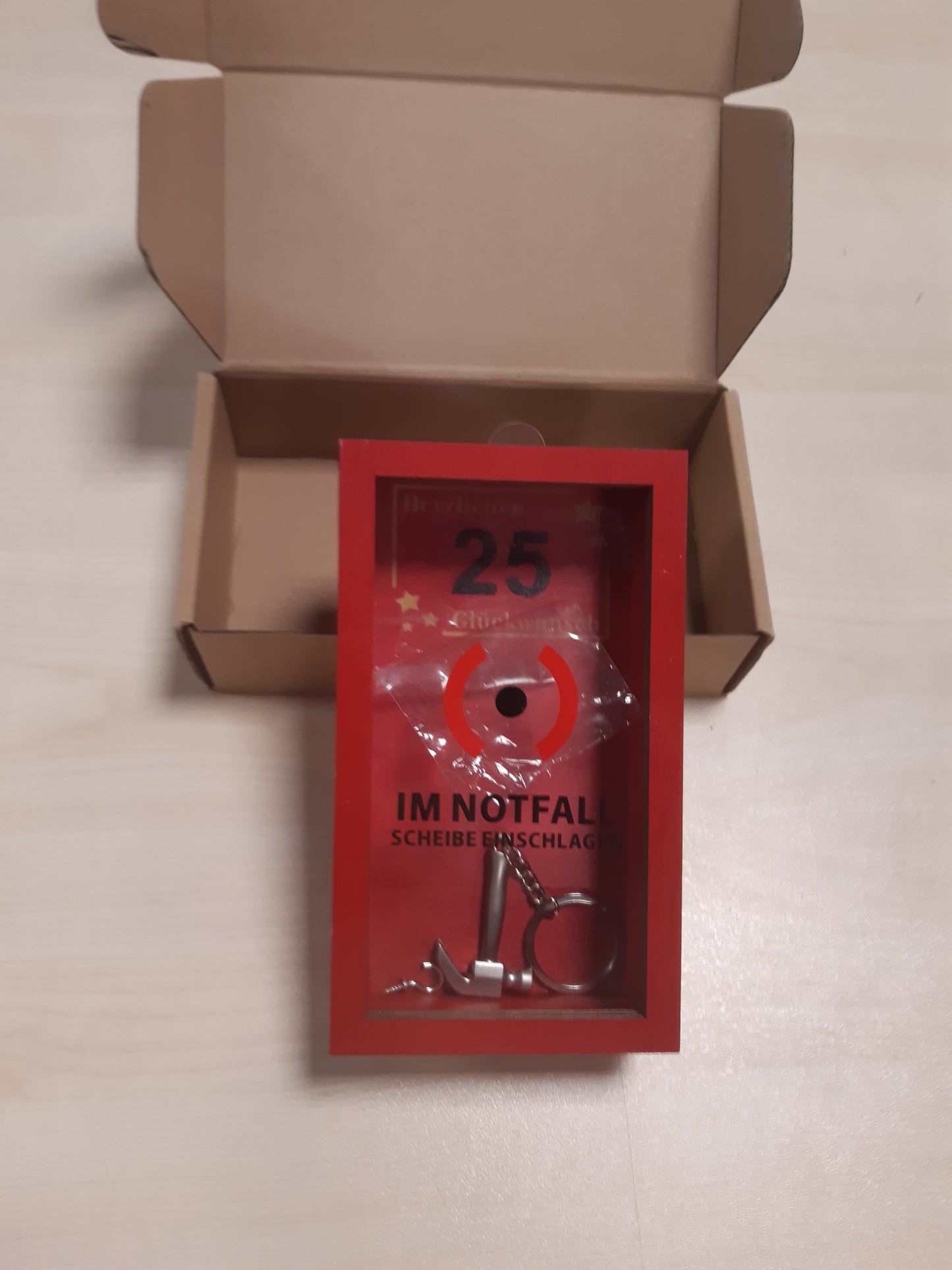 253783 - ANRUZON - DHURATË ORIGJINALE PËR DITËLINDJEN E 25-TË, KUTI QESHARAKE EMERGJENCE ME ÇEKIC DHE LITAR