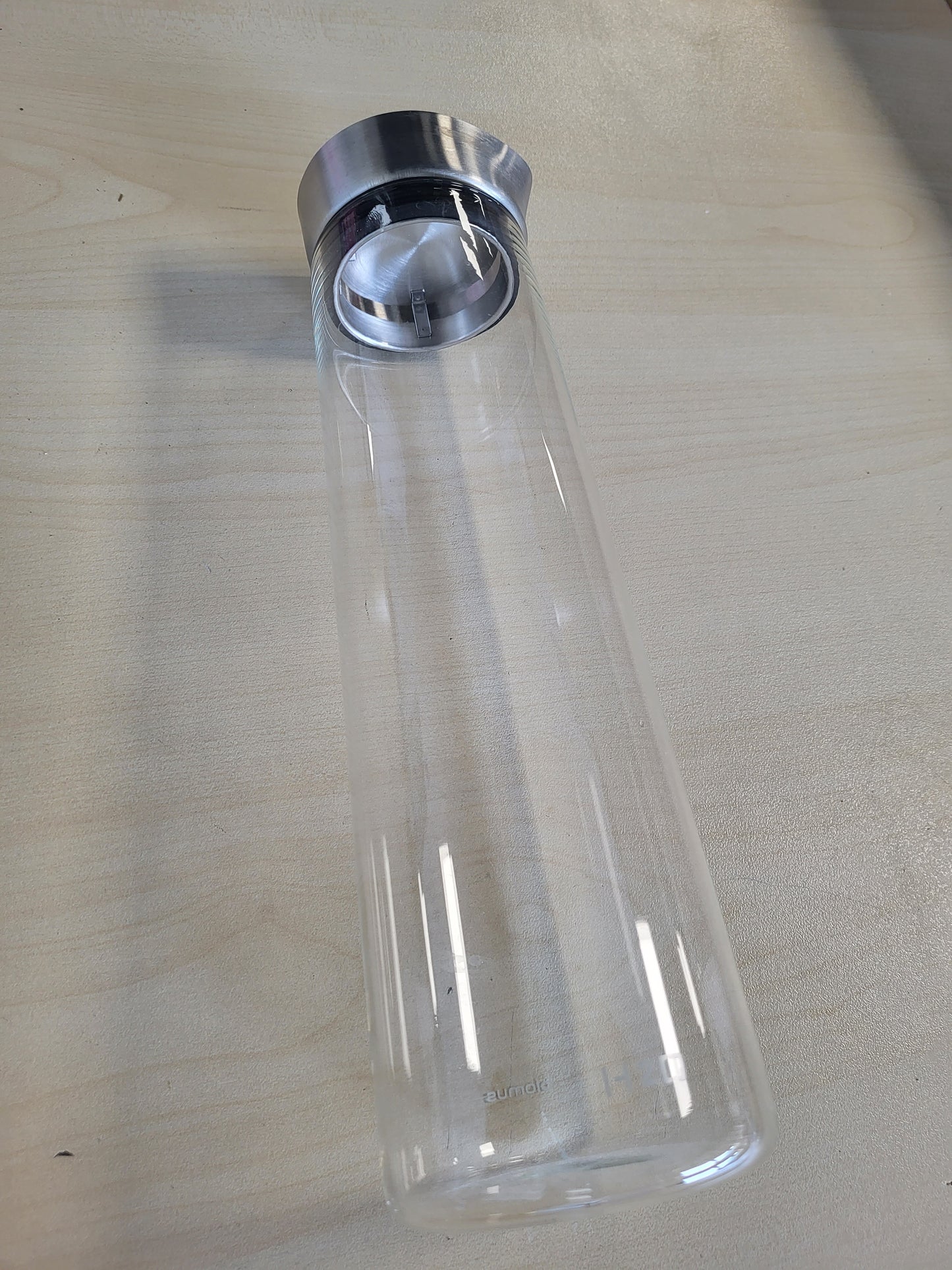 221955 - blomus -ACQUA- Karafë qelqi për ujë, kapacitet 1 litër, L / G / Th: 30.5 x 9 x 9 cm, kapak çeliku inox, derdhje pa pika, pamje ekskluzive