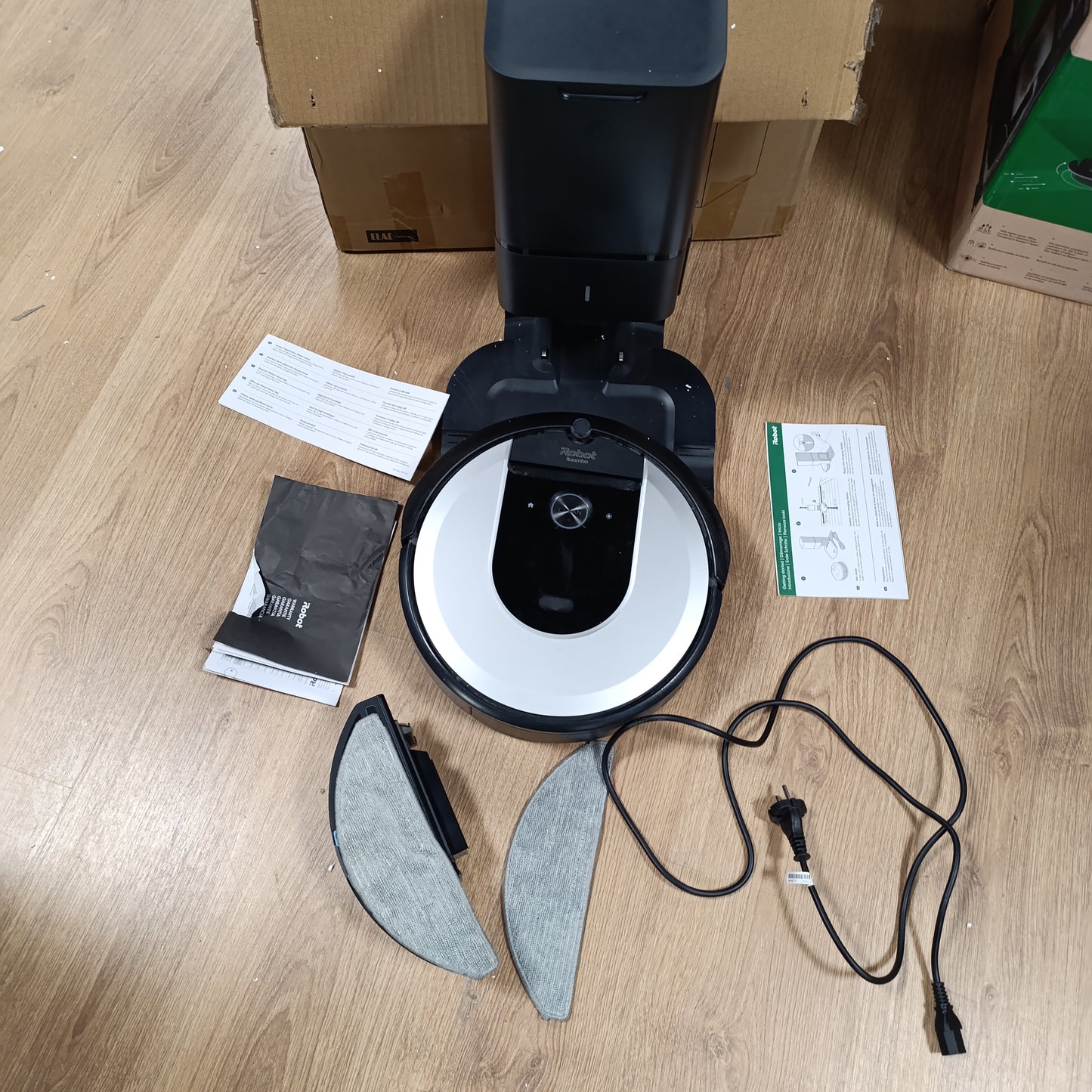 94048 - iROBOT Roomba Combo i8+ Fshesë me Korrent Robotike, Bazë Që Zbrazet Vetë, Mëson Përmendësh Planin e Katit të Shtëpisë, I Përshtatshëm Për Qimet e Kafshëve Shtëpiake, Furça Gome, Wi-Fi, Aplikacioni, Ngjyrë Argjendi.