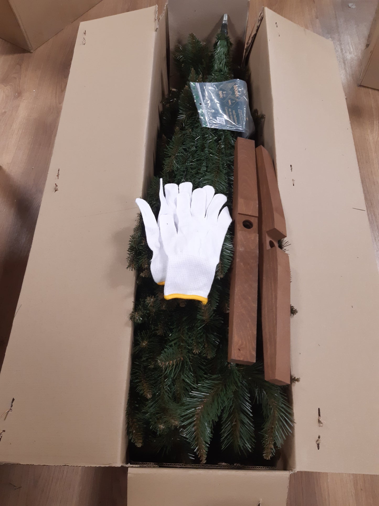 191057 - FAIRYTREES Pemë Artificiale e Krishtlindjeve, Bredh Nordmann me Mbështetëse Druri, Gjatësi 180cm, Prodhuar në BE