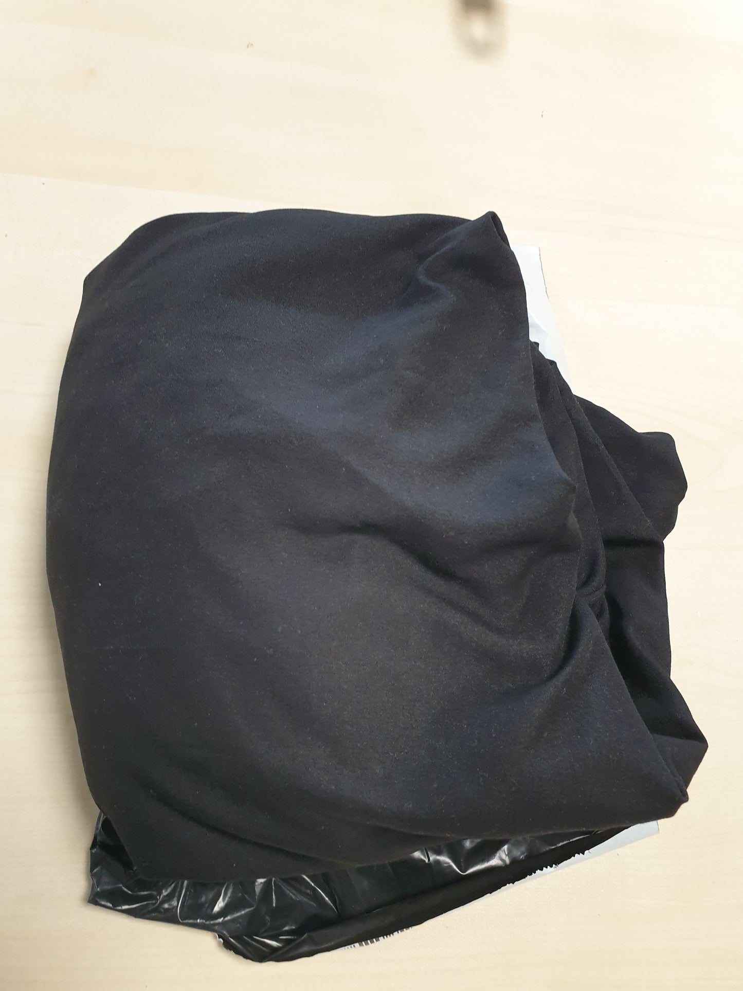 253261 - AMAZON BASICS Çarçaf i montuar 140 x 200 x 30 cm, Mikrofibër Poliester për Dyshekë deri në 30 cm të Trashë, i Zi