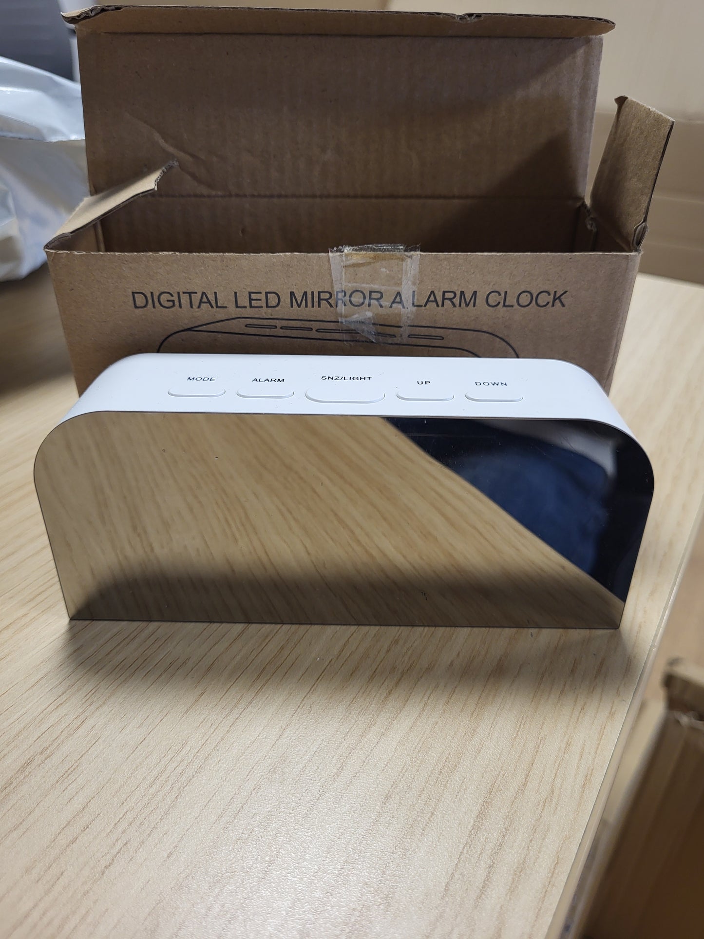 248561 - VINABO Orë dixhitale me alarm, pasqyrë, LED, 2 nivele ndriçimi, 12/24H, 2 porta karikimi USB, e bardhë