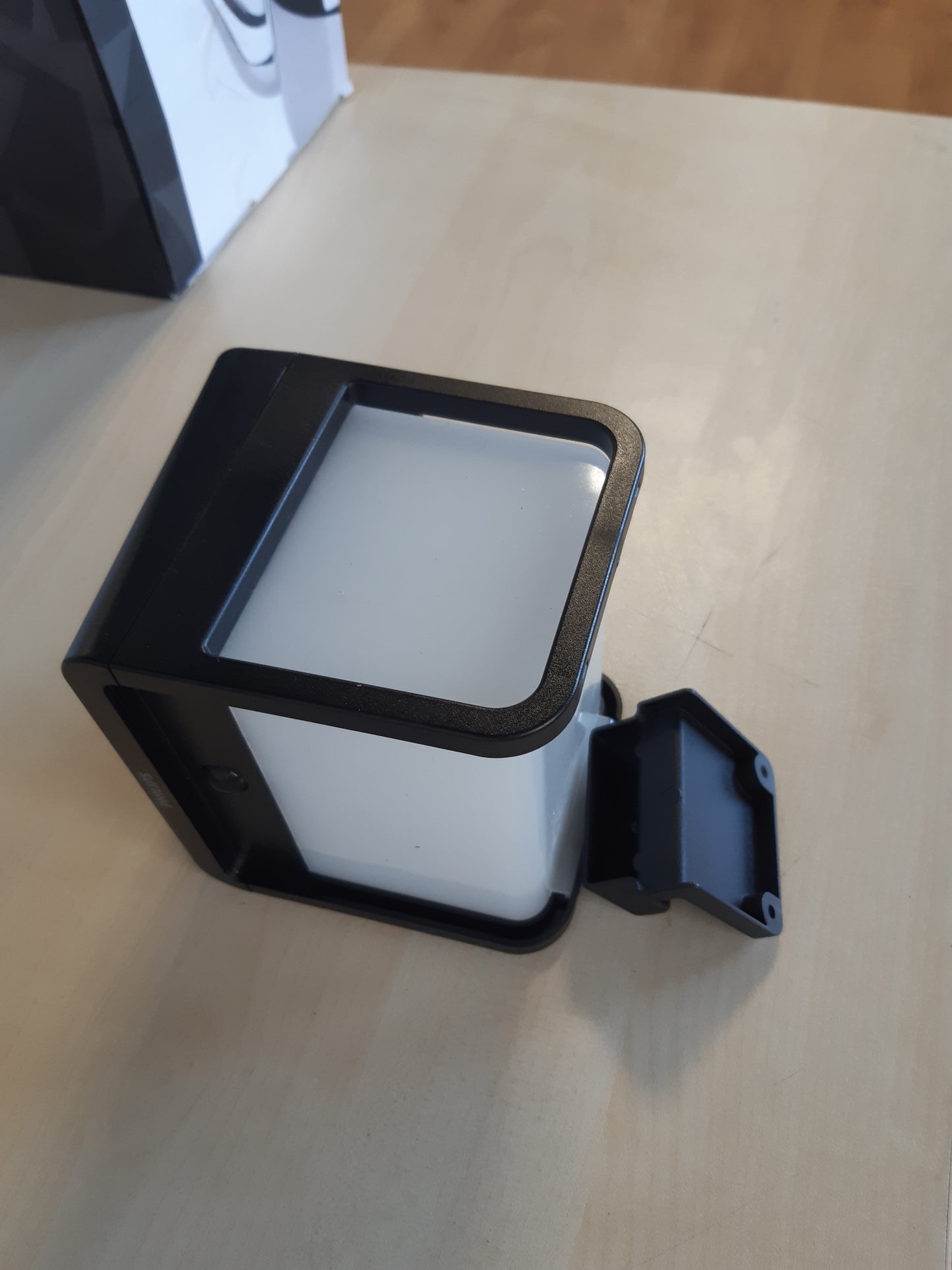 217288 - PHILIPS Llambë muri diellore ultra-efikase Ezra për përdorim të jashtëm me sensor, dritë e bardhë 3000K, 250/25lm, e zezë