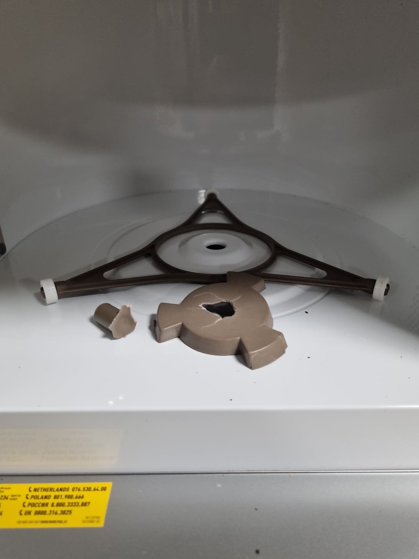 150679 - Whirlpool Max 39 WSL Përmasat 39 cm x 35.3 cm x 36 cm Furrë me mikrovalë e vogël 13 litra me fuqi 700 W mikrovalë dhe skarë 700 W. Furrë me mikrovalë me funksion avulli