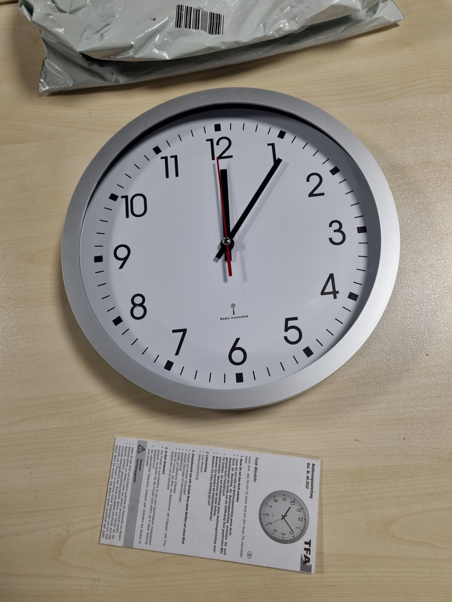 233089 - TFA DOSTMANN Orë Muri Analoge me Radio të Kontrolluar, 60.3522.02, Diametër 30 cm, Ekran i Madh, 30 x 4.3 cm, Mbulesë Qelqi, Argjendi