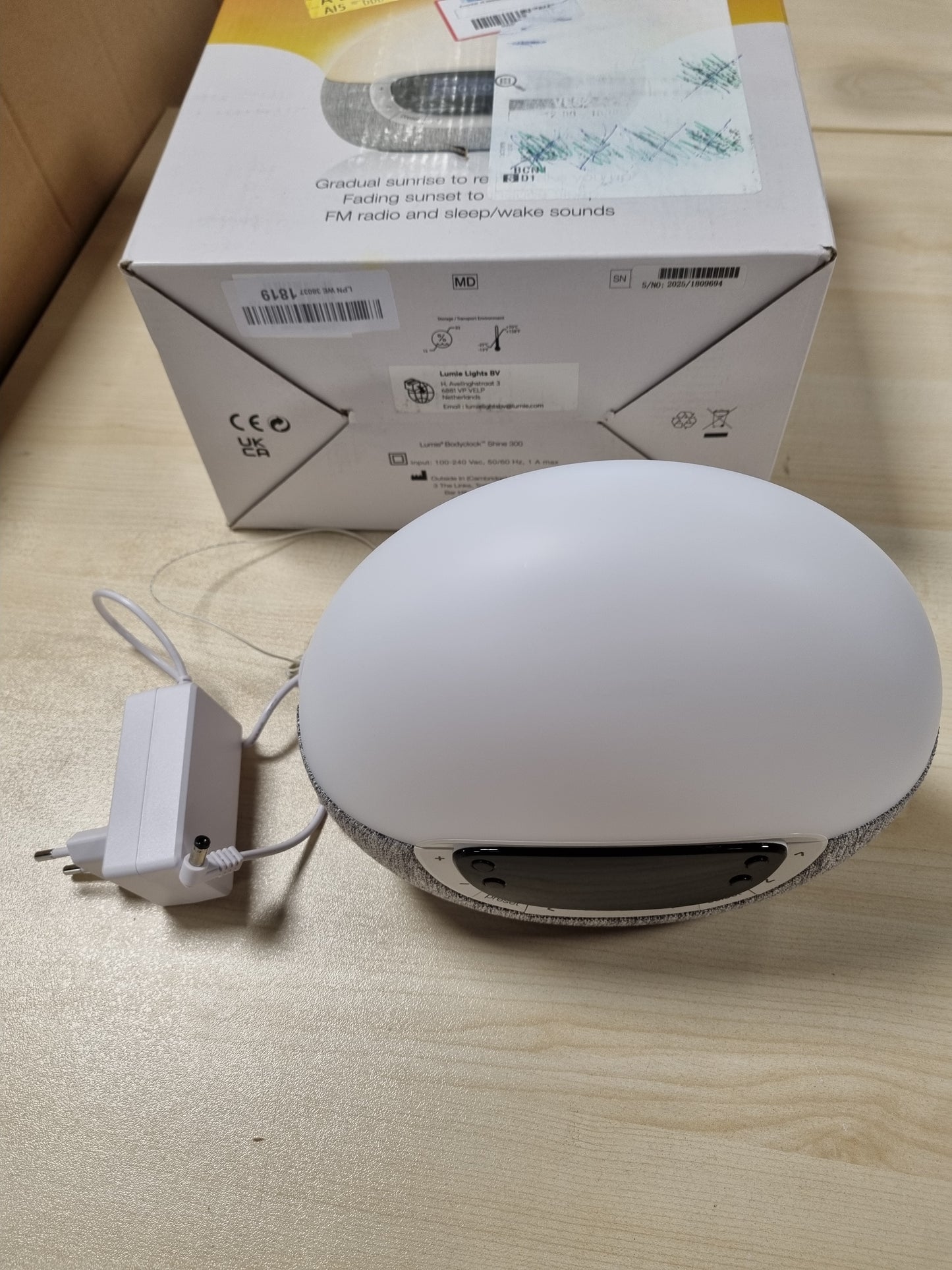 250025 - LUMIE Bodyclock Shine 300, Orë alarmi me dritë, simulim gradual të lindjes dhe perëndimit të diellit, 14 tinguj, dritë e rregullueshme, radio FM