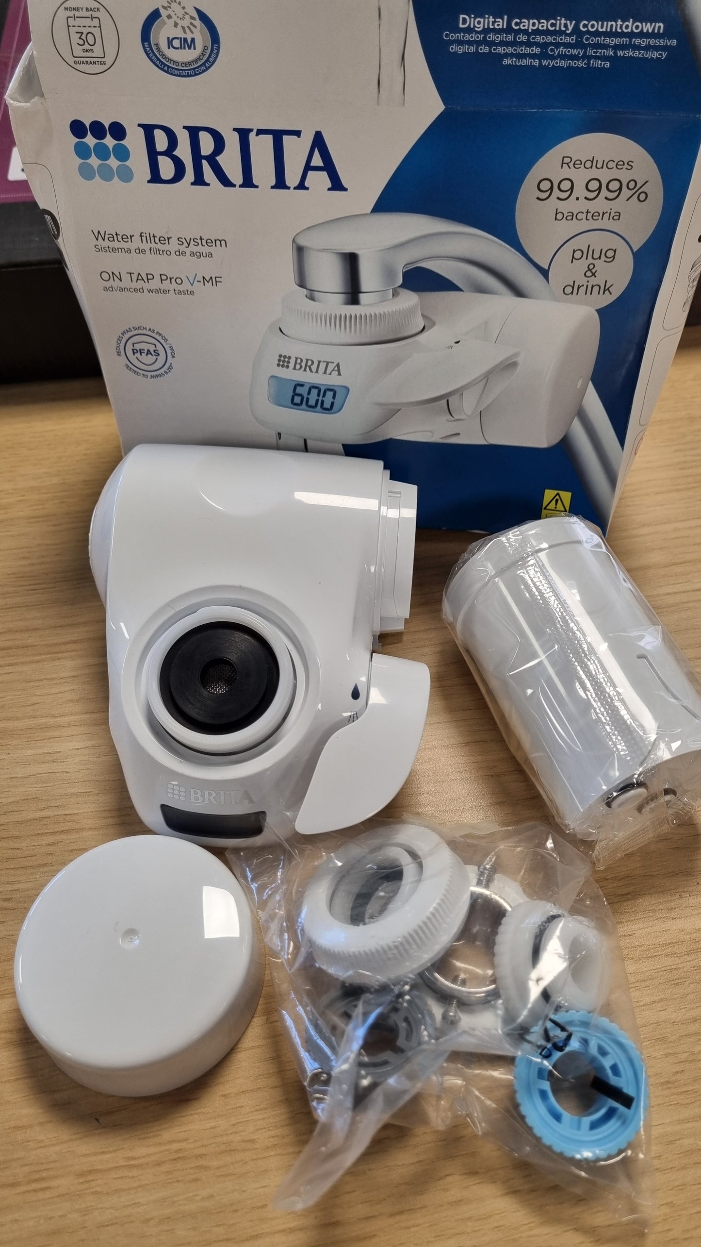 255203 - BRITA SISTEMI i Filtrimit të Ujit ON TAP Pro V-MF, 1 fishek filtri (600L), ujë 99.99% pa baktere, zvogëlon PFAS, kohëmatës dixhital LCD me numërim mbrapsht