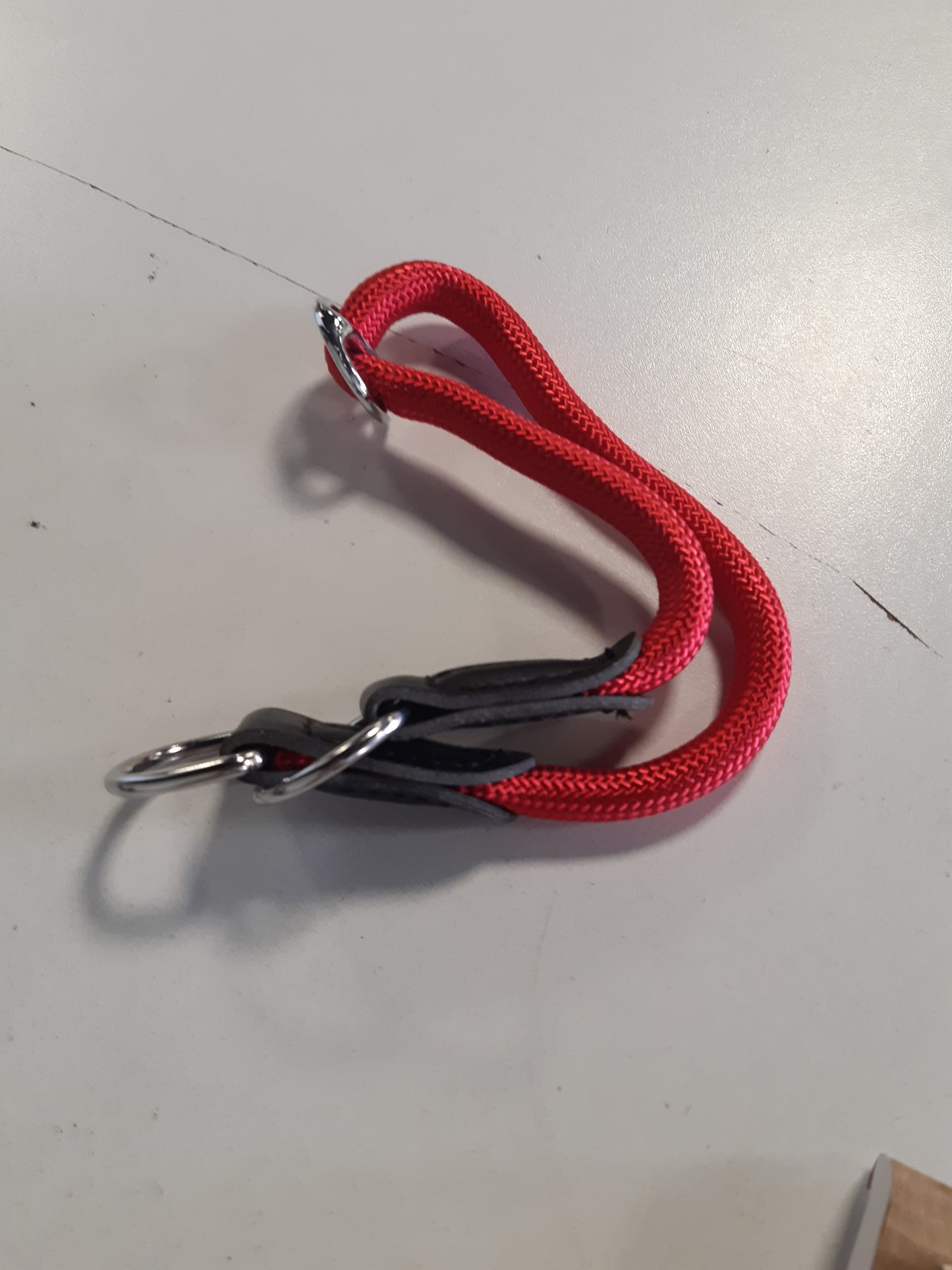 198506 - LIONTO Qafore Qensh e Bërë nga Najlon i Qëndrueshëm për Stërvitje, Gjatësi 45cm, Trashësi 1cm, Jakë Martingale, Lëkurë Artificiale me Unazë Metalike dhe Rrëshqitëse të Rregullueshme, E Kuqe