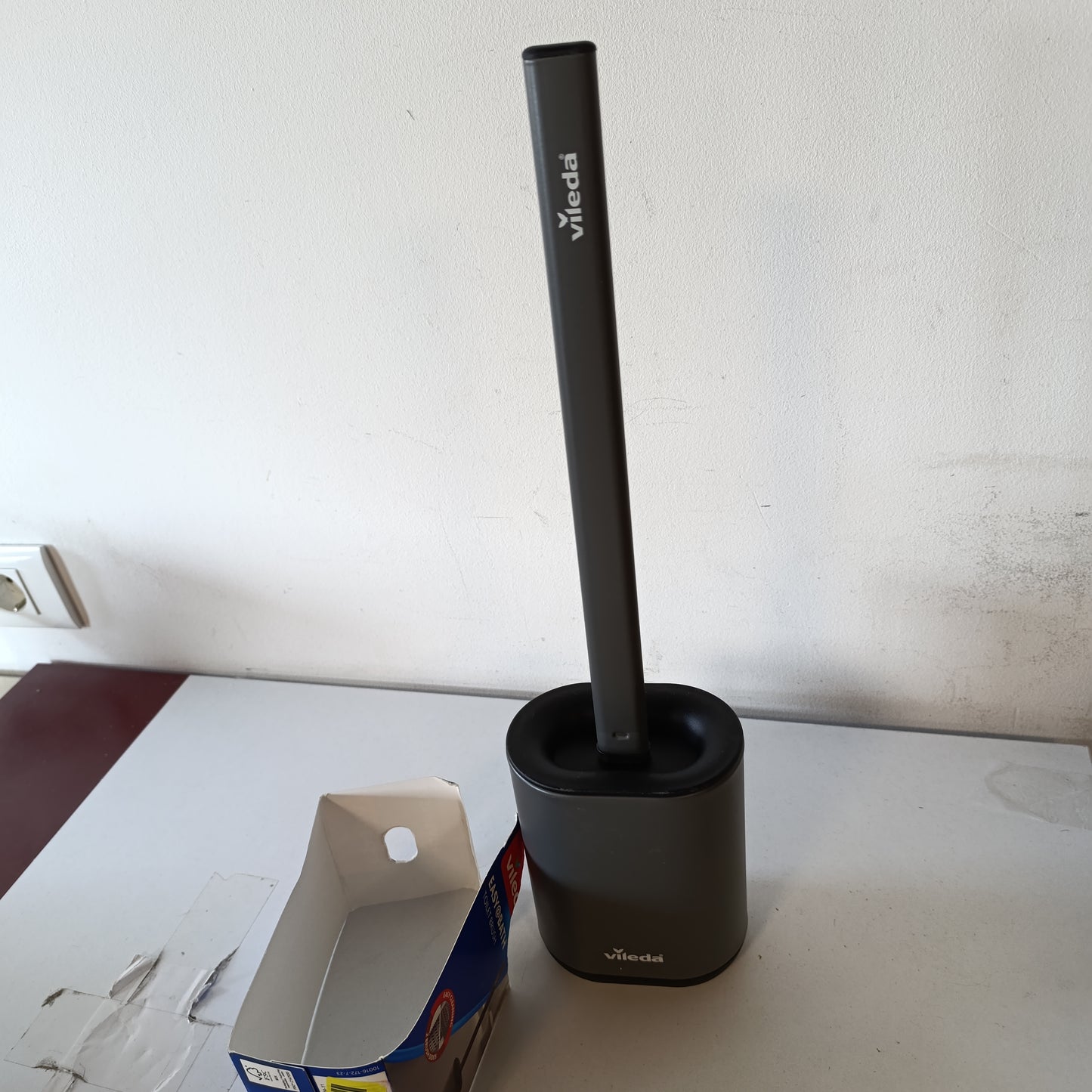 197137 - VILEDA Furçë Tualeti prej Silikoni me Dorëzë Çeliku Inox - Kokë Fleksibile dhe Zona Pastrimi 2 në 1, Tharje e Shpejtë, e Rezistente ndaj Ndryshkut, e Mbrojtur nga Aromat, e Qëndrueshme
