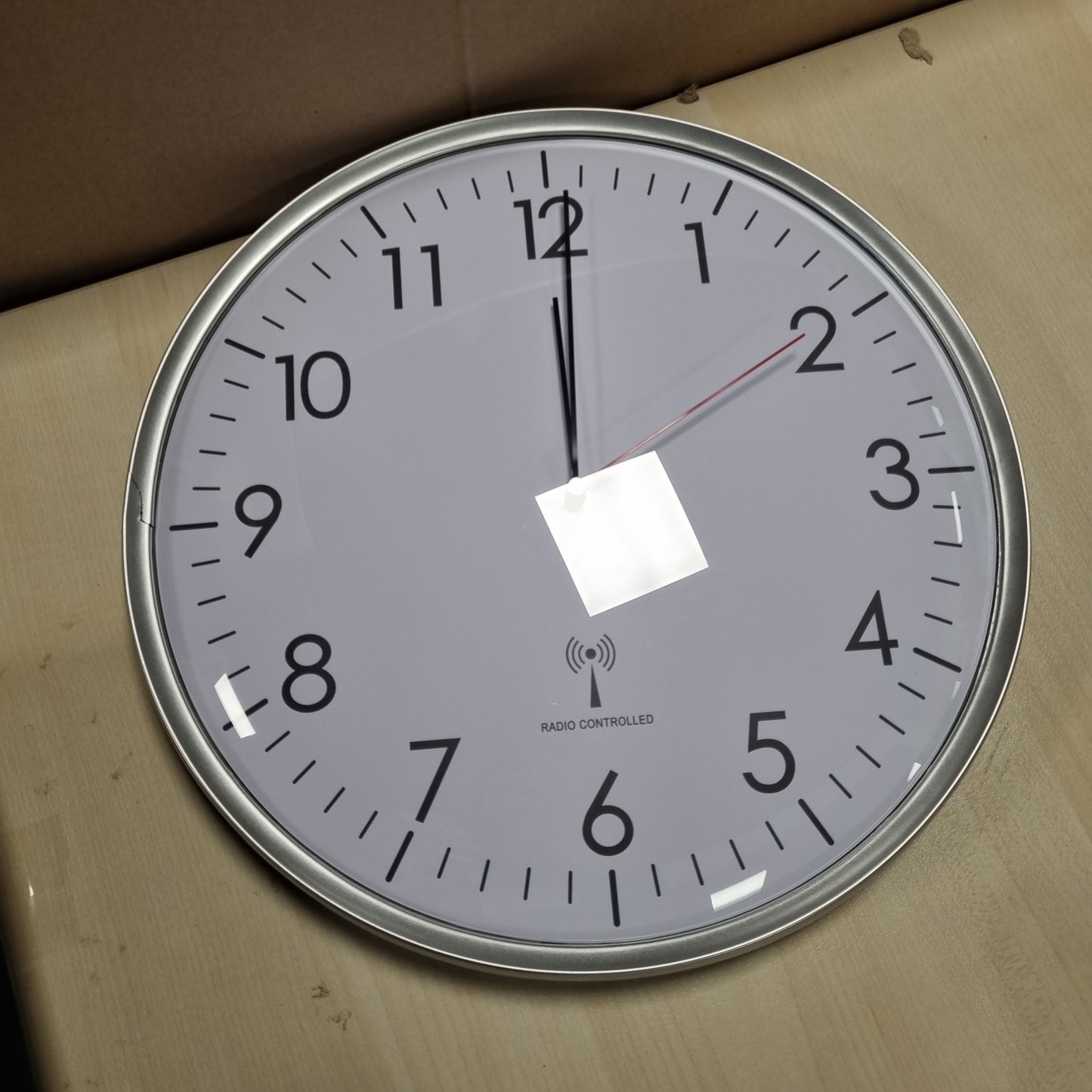 205357 - TFA DOSTMANN Orë Muri Analogike me Radio, Mekanizëm me Saktësi të Lartë, Ngjyra E Bardhë / Argjendtë, Modeli 60.3514, Madhësia 330 x 50 mm, E Përshtatshme për Kuzhinë, Dhomë Ndenjeje, Zyra ose Zonë Hyrjeje