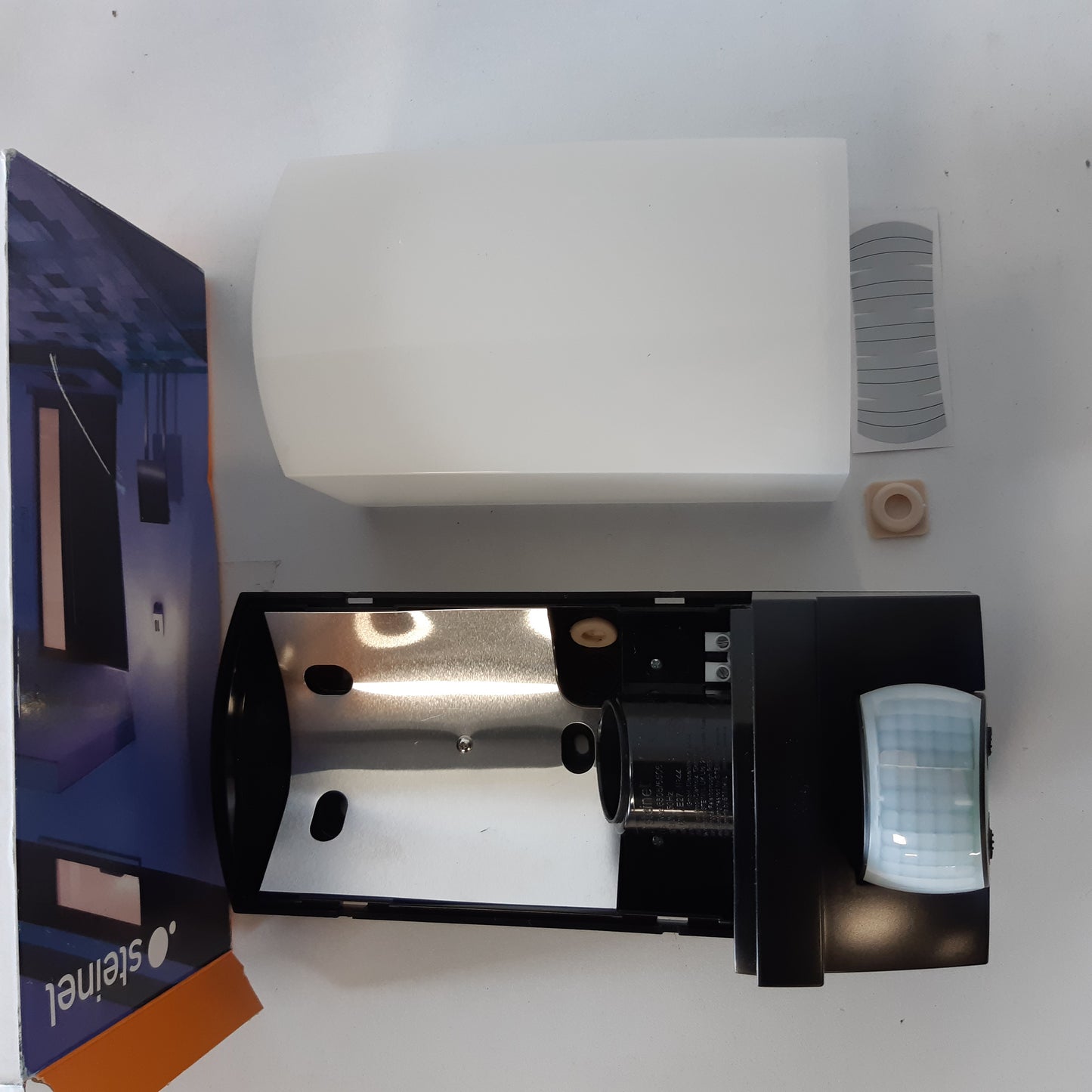 213741 - STEINEL Llambë muri e zezë, E27, Maks. 60 W, detektor lëvizjeje 180°, rreze veprimi 10 m