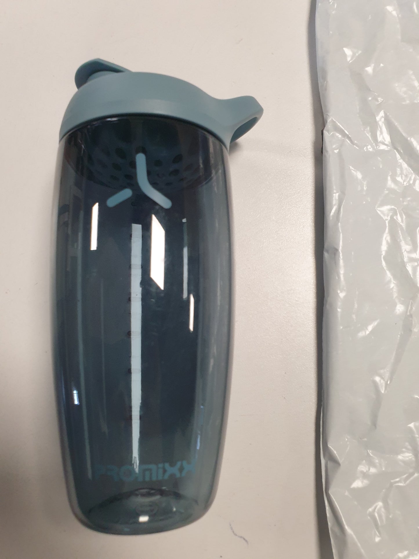 219695 - PROMIXX PURSUIT PROTEIN SHAKER 700ML, I PAPËRSHKUESHËM NGA RRJEDHJET, PA BPA, OCEAN CALM BLUE