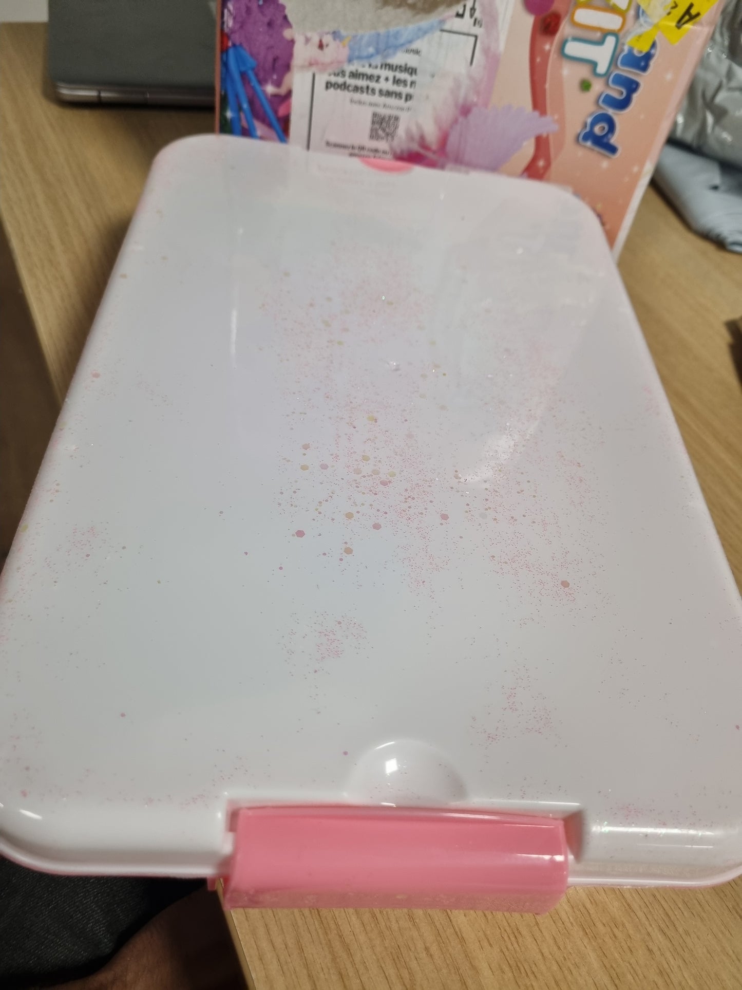 219069 - Rërë Magjike Shumëngjyrëshe Snookids për Fëmijë me Dyllë Blete Natyrale 690g, Set Lojërash me Rërë me 24 Forma, 3 Njëbrirësha, Kuti Ruajtjeje