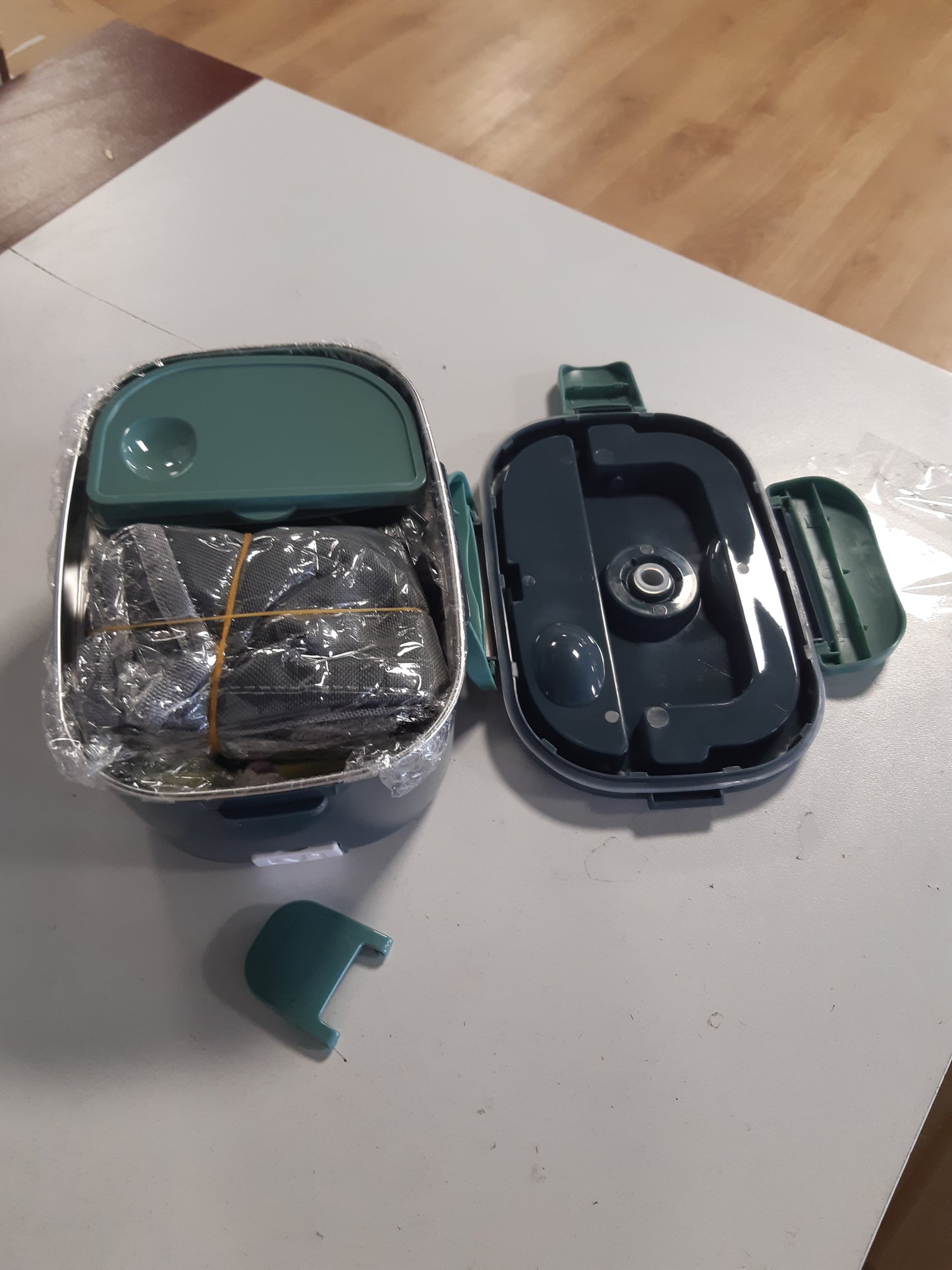 224074 - KYMKO Kuti Dreke Elektrike për Makinë dhe Kamion, 12V/24V/220V, 1.5L, Çelik Inoks, për ngrohjen e ushqimit, përfshin takëm, qese mbajtëse, sfungjer dhe peshqir.