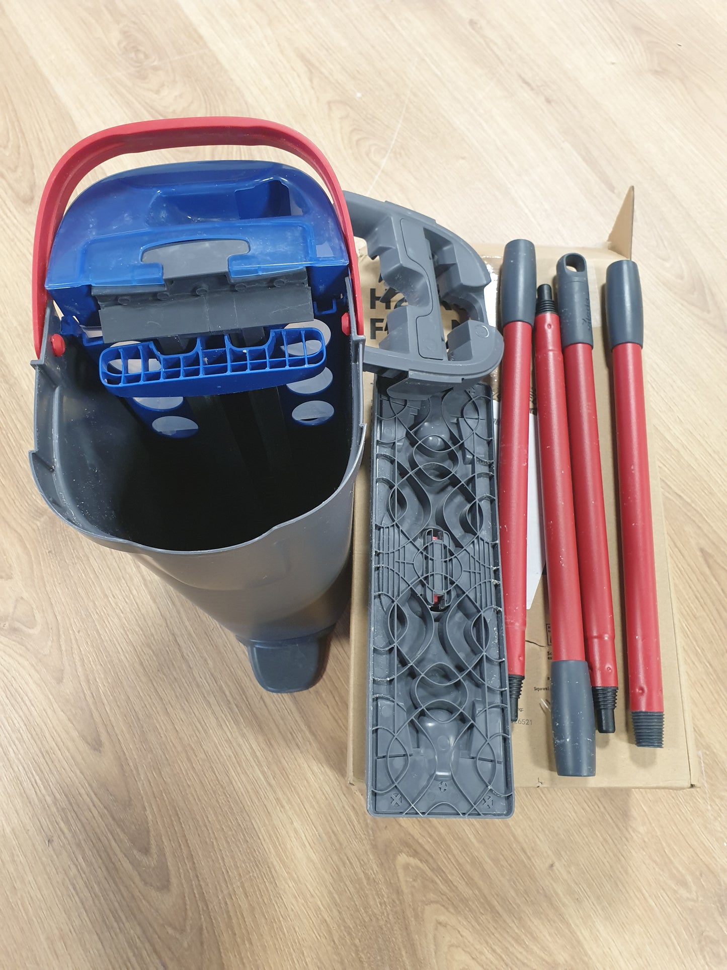 204309 - VILEDA Set dyshemeje H2PrO me fshesë dhe kovë, Ndarje 100% e ujit të pastër dhe të ndotur, Pastrim higjienik me mikrofibër, Operim me një dorë, Kursim i ujit, Ngjyra Gri