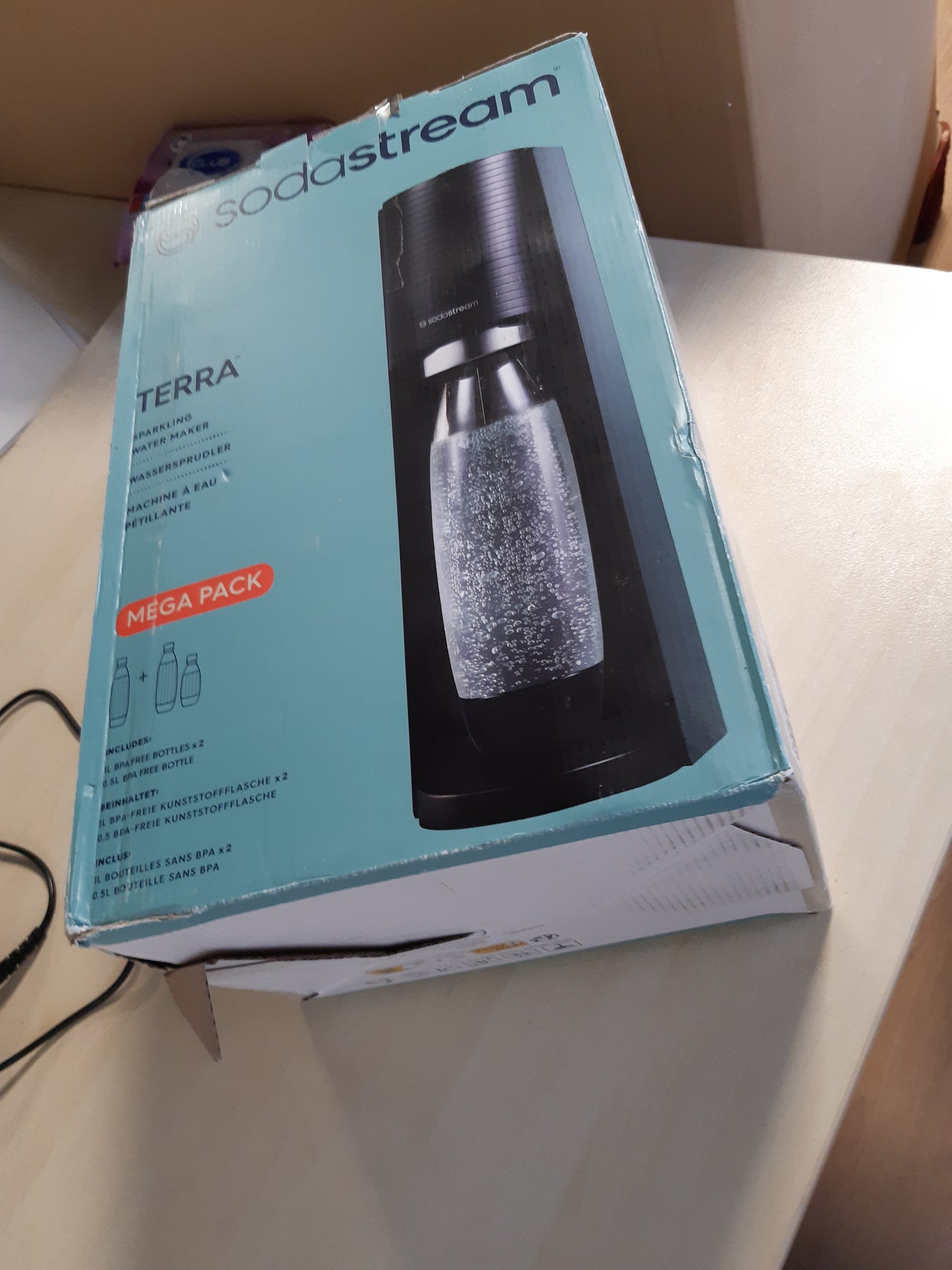 153228 - SODASTREAM Terra, Pajisje e Ngjyrës së Zi për Përgatitjen e Ujit të Gazuar me Kapacitet 1L, Material Akrilik, Funksionim Automatik, Përfshin 2 Shishe 1L dhe 1 Shishe 0.5L