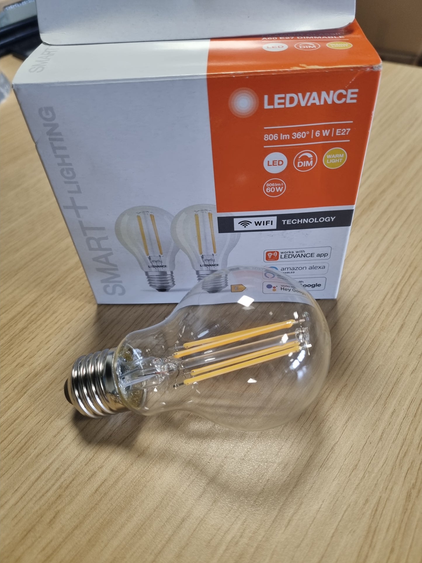 186445 - LEDVANCE: Llampa LED Inteligjente me WiFi, Baza E27, Errësim, Bardhë e Ngrohtë (2700K), Zëvendëson Llambat 60W, e Kontrollueshme me Alexa dhe Google Assistant, Pako Prej 2