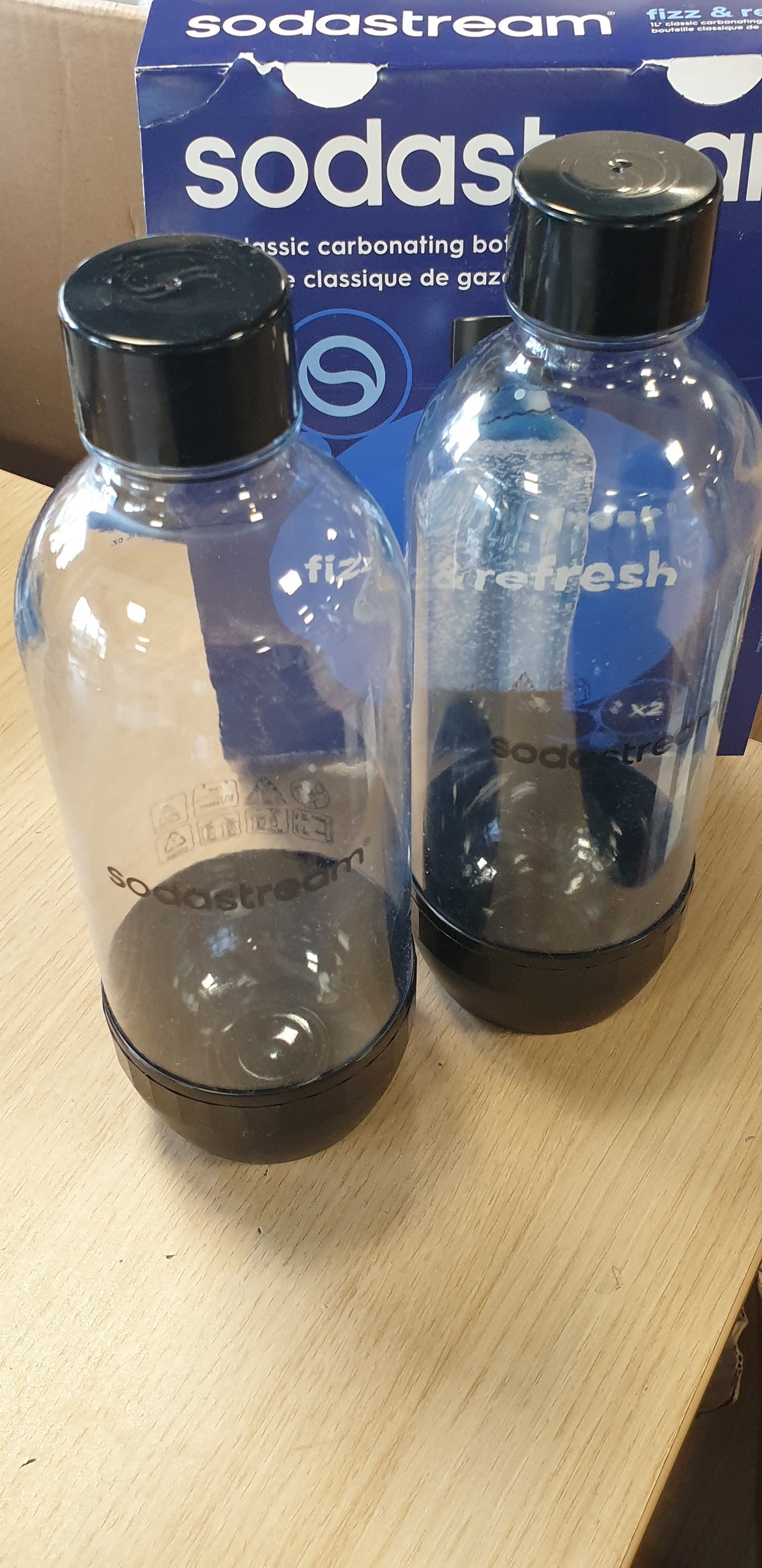 228825 - SODASTREAM CLASSIC – 2 SHISHE UJI TË RIPËRDORSHME, TË SIGURTA PËR LARJE NË ENËLARËSE, SHISHE UJI TË GAZUAR 1 L, TË PAJTUESHME ME GAIA, SPIRIT, TERRA, E-TERA, ART, ENSO, POWER, COOL, EASY, ONE TOUCH, GENESIS.