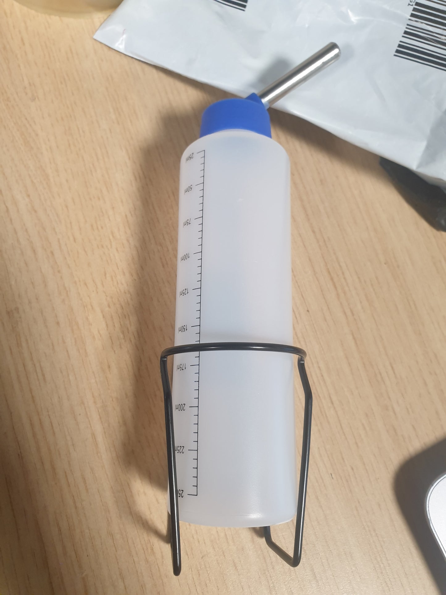 224828 - KERBL PET SHISHE PËR PIJE ME MBAJTËSE METALIKE, SHISHE PËR BREJTËS, 250 ML, E BARDHË TRANSPARENTE, SHKALLË MBUSHJE, TEKNOLOGJI ME DY TOPA