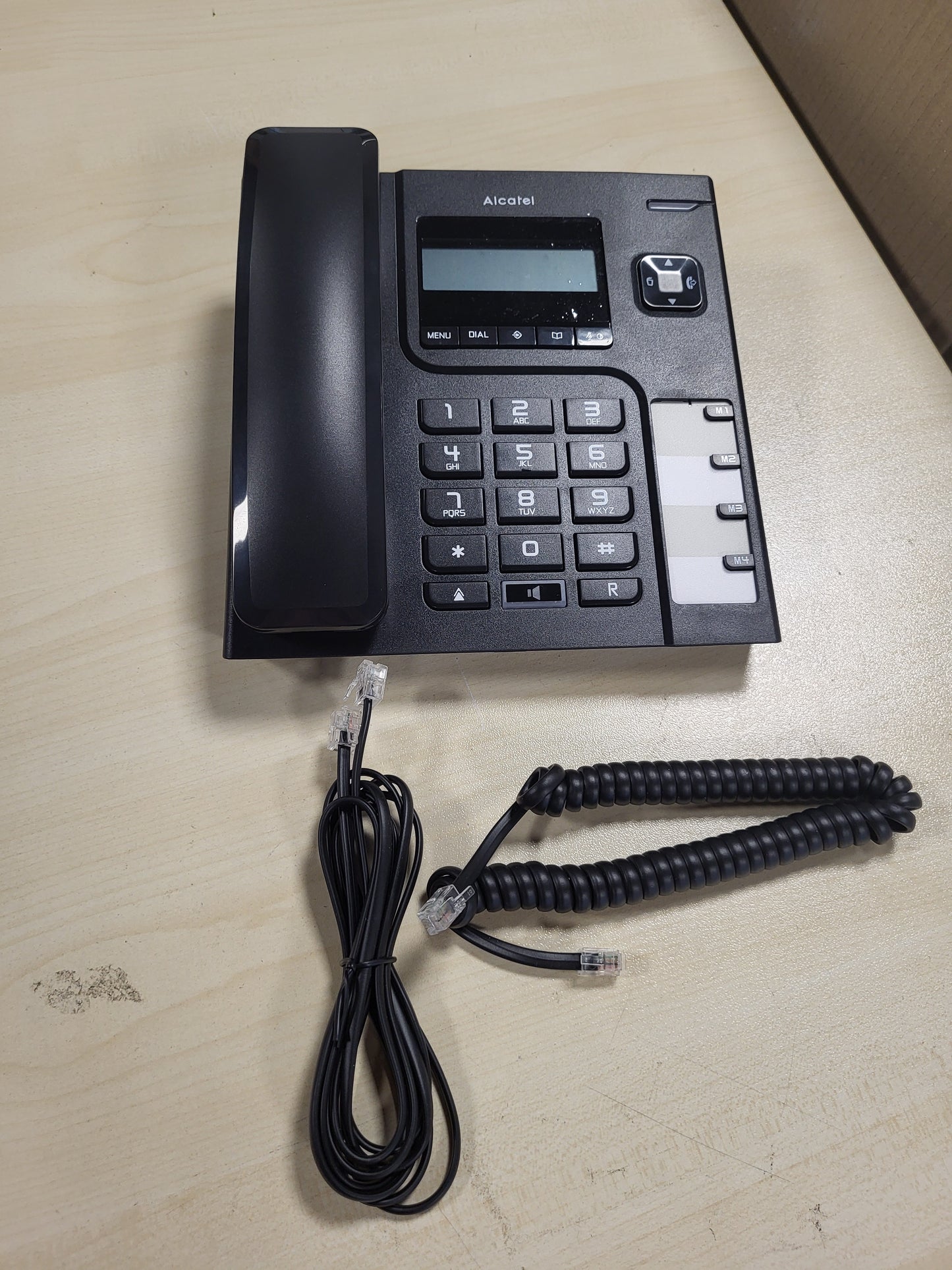 268515 - ALCATEL T56 - Telefon fiks me kabëll, ekran dixhital, pa duar, regjistri i thirrjeve, butoni i rinumërimit, 4 numra të shpejtë, i zi