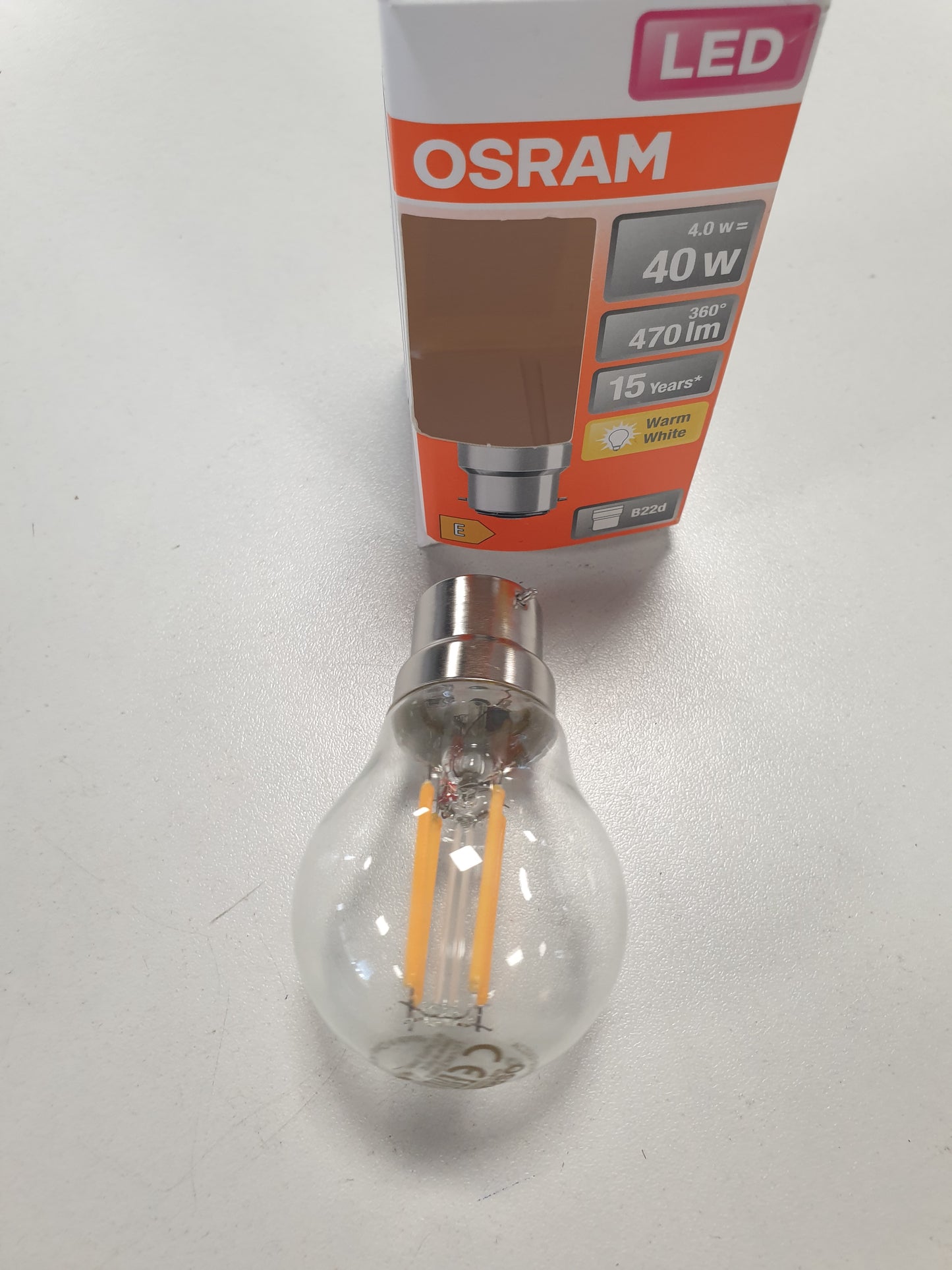 225042 - OSRAM Llambë LED me filament, B22d, në formë pike loti, e bardhë e ngrohtë (2700K), 4W, zëvendësim për llambë inkandeshente 40W, LED Retrofit CLASSIC P