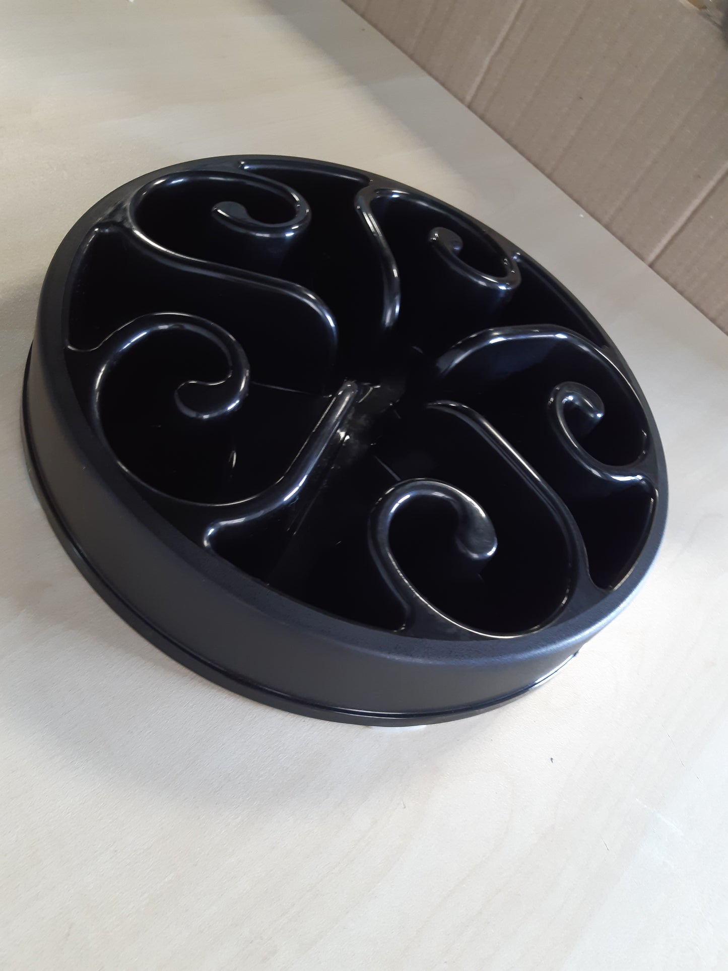183748 - LIONTO Tas për Ushqyerje të Ngadaltë për Qen dhe Mace, Kapacitet 1500 g, Ø 30 cm, Lartësi 7 cm, Plastik i Gradës Ushqimore Anti-Rrëshqitës, i Sigurt për Lavastovilje Deri në 100°C, i Zi