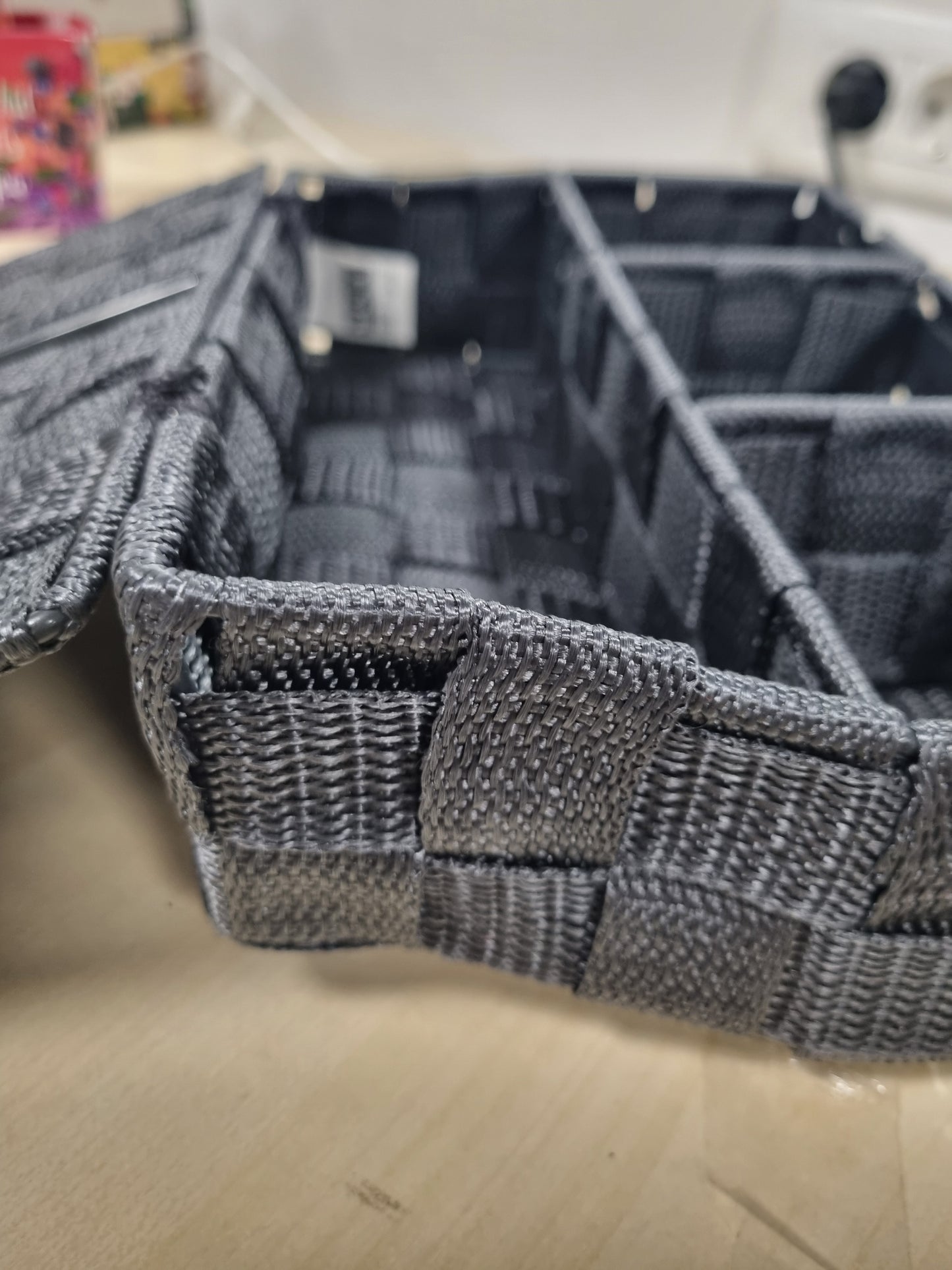 252731 - WENKO Kosh plehrash për banjo me kapak, stil Adria, kuti moderne me 4 ndarje, plastikë e endur, 100% polipropilen, përmasat: 26 x 7.5 x 17 cm, gri e errët