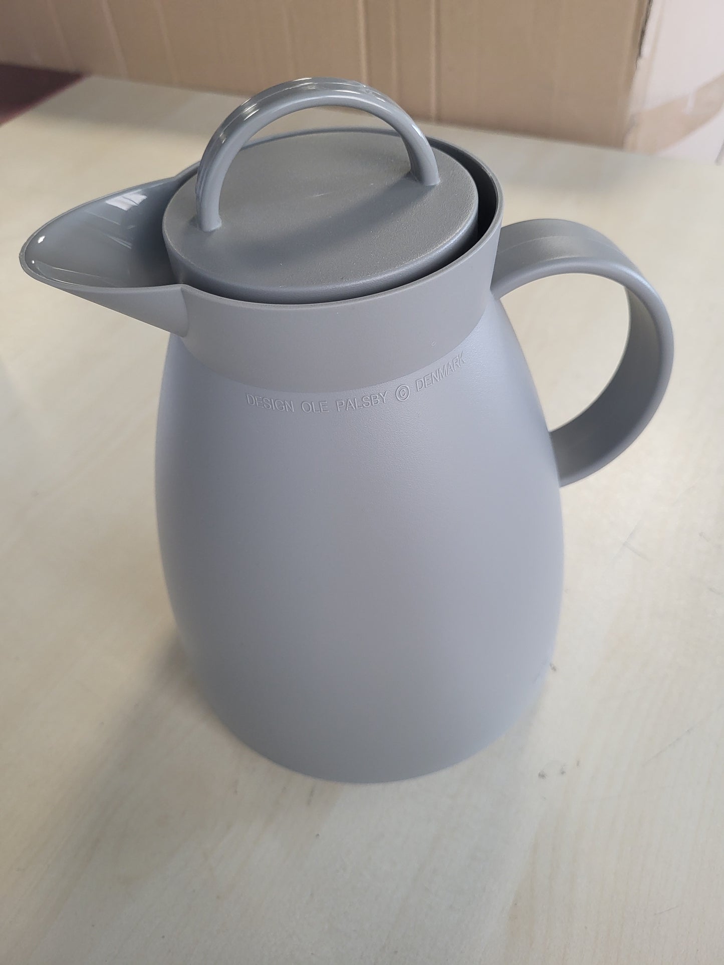222664 - ALFI Termos DAN, 1.00L, gri grafit, plastik me mbulesë qelqi të temperuar, kapak rrotullues, pa BPA