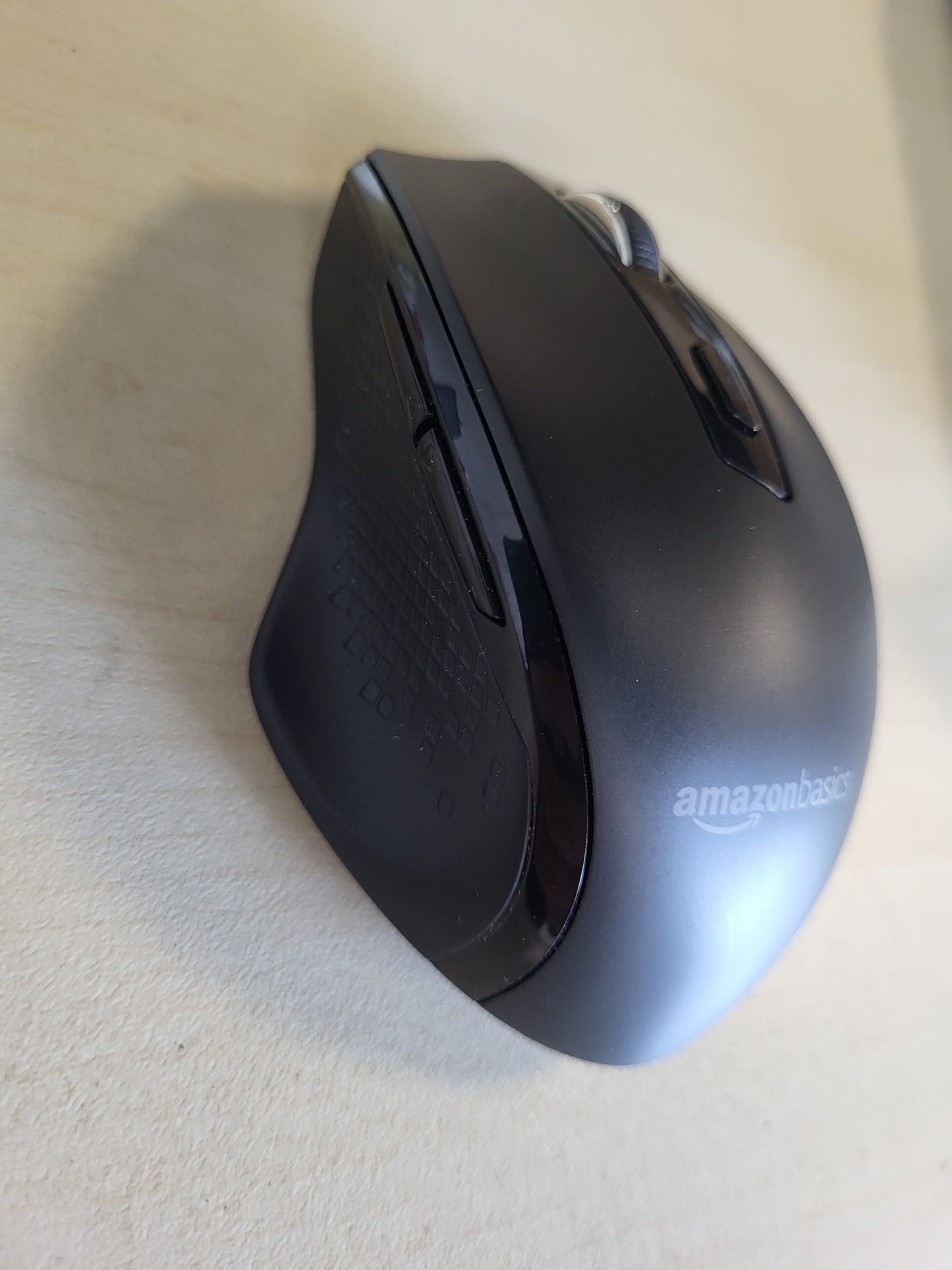269241 - AMAZON BASICS Maus USB pa tel ergonomik, DPI i rregullueshëm, i zi