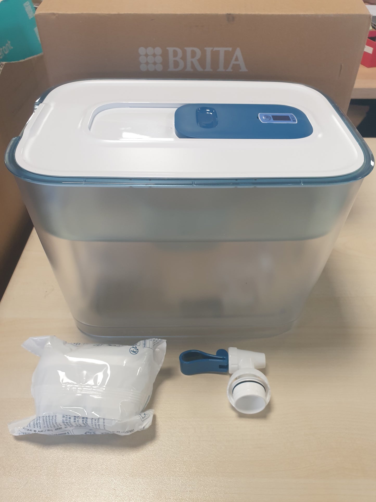255300 - BRITA Dispenser uji i filtruar Flow (8.2L) me 1 fishek filtri MAXTRA PRO, zvogëlon klorin, pesticide të caktuara, PFAS të caktuara, gëlqere