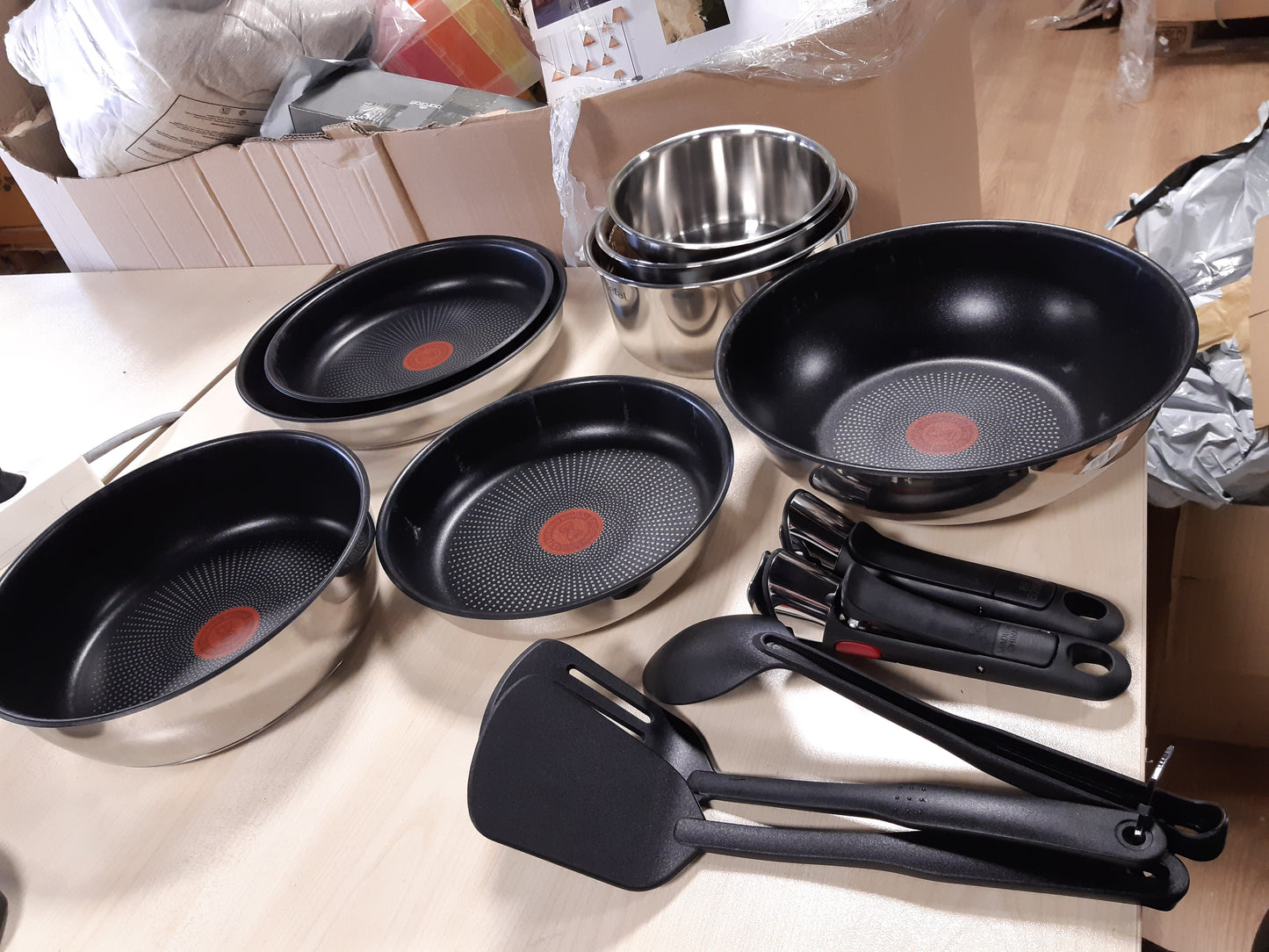 199018 - TEFAL Set Enësh Gatimi Ingenio, 20 Pjesë, Përbëhet nga Tiganë dhe Tenxhere, Pajtueshëm me Induksion, Doreza të Lëvizshme, Shtresë Jo-Ngjitëse, Mundësia për T’u Vendosur Mbi Njëra-Tjetrën, i Sigurt për Lavastovilje, Modeli Emotion L897SK04