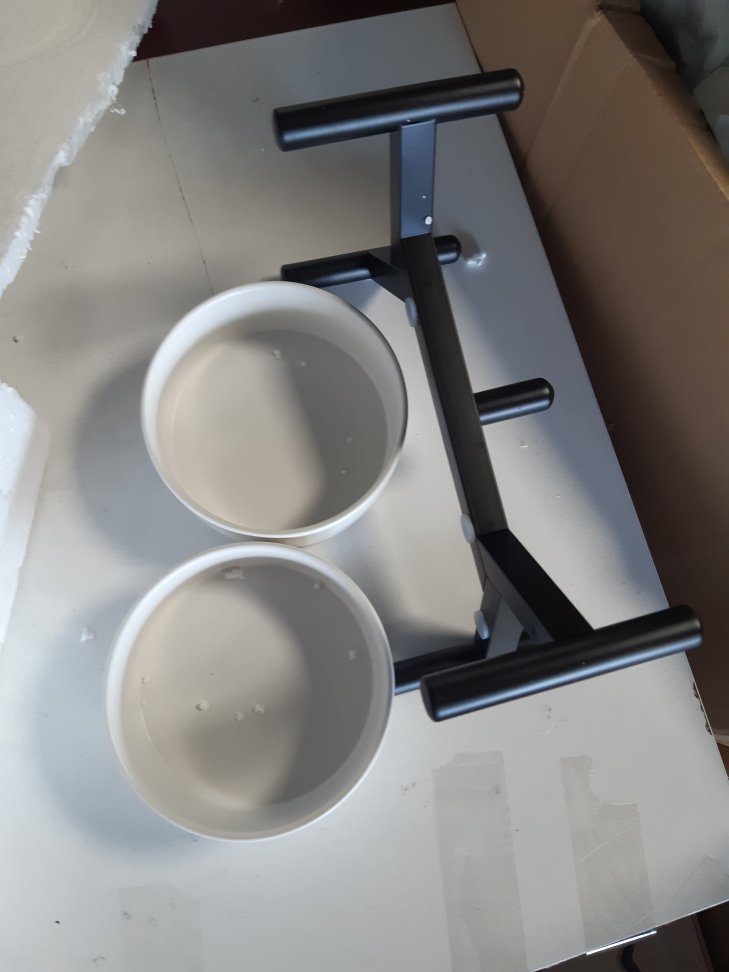 246327 - Set e tasave të ngritura për qen, Tasa të dyfishta qeramike 850 ml x 2, mbështetje çeliku inox, E bardhë