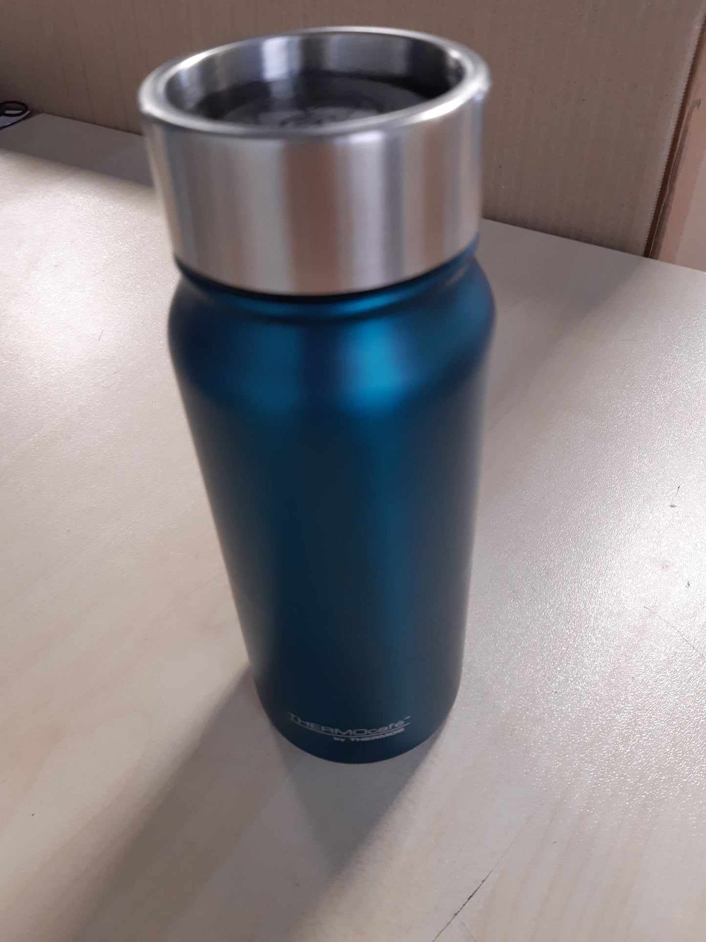 251629 - THERMOS GOTË PIJEJE THERMOcafé 0.50l, ngjyrë blu e errët, gotë termike prej çeliku inox, e papërshkueshme nga rrjedhjet, i mban pijet të ngrohta për 9 orë dhe të ftohta për 18 orë, e sigurt për lavastovilje, pa BPA