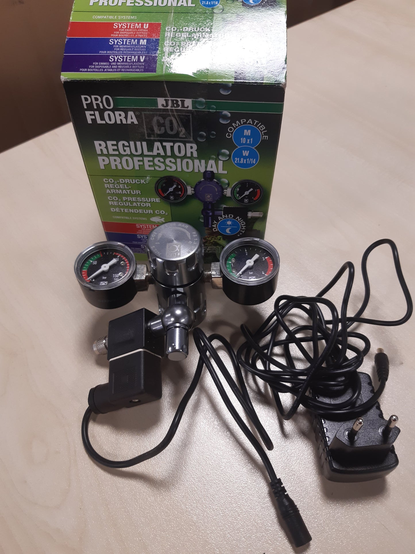 195048 - JBL Rregullator Profesional PROFLORA CO2, me 2 Matës Presioni dhe Valvulë Solenoid për Fikje Natën