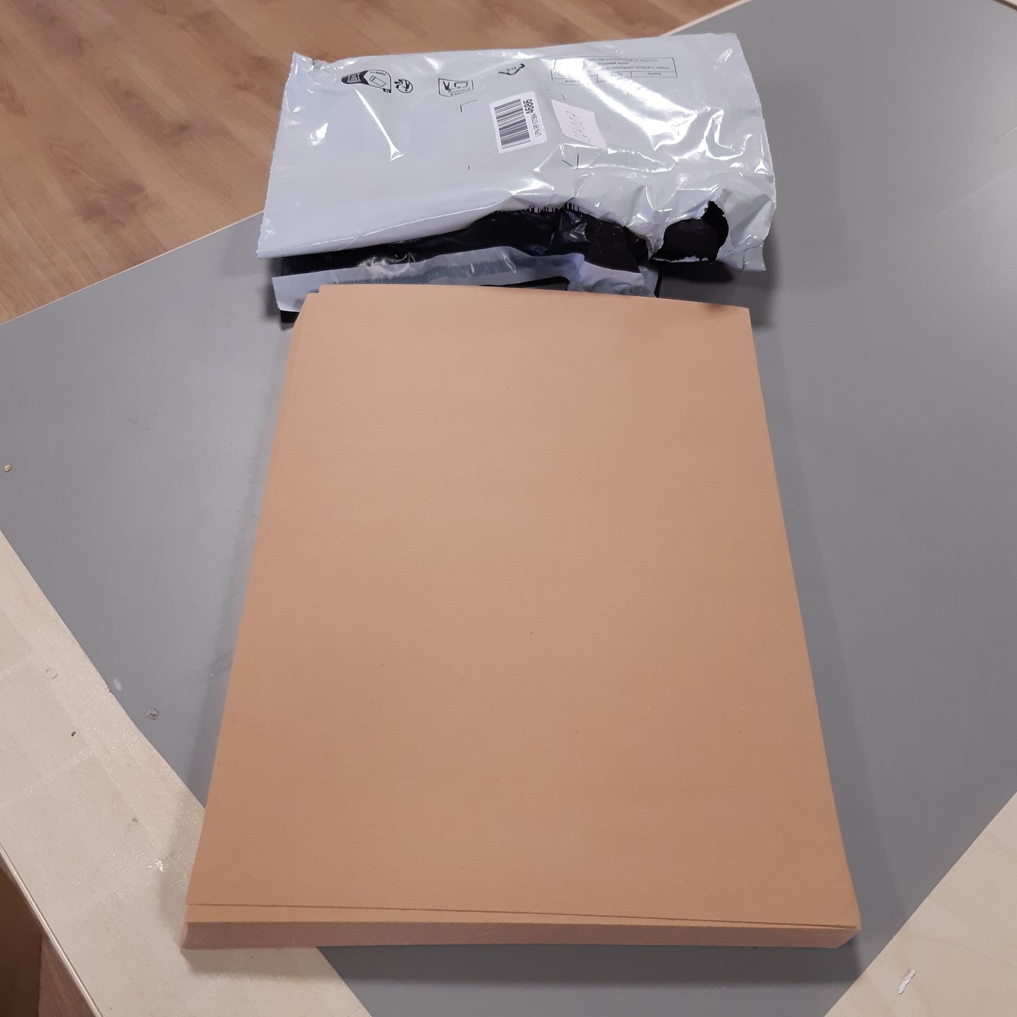 264007 - Letër kraft A4 kafe, 50 fletë, kartona letër kraft A4 200g, letër artizanale, karton natyral me cilësi të lartë