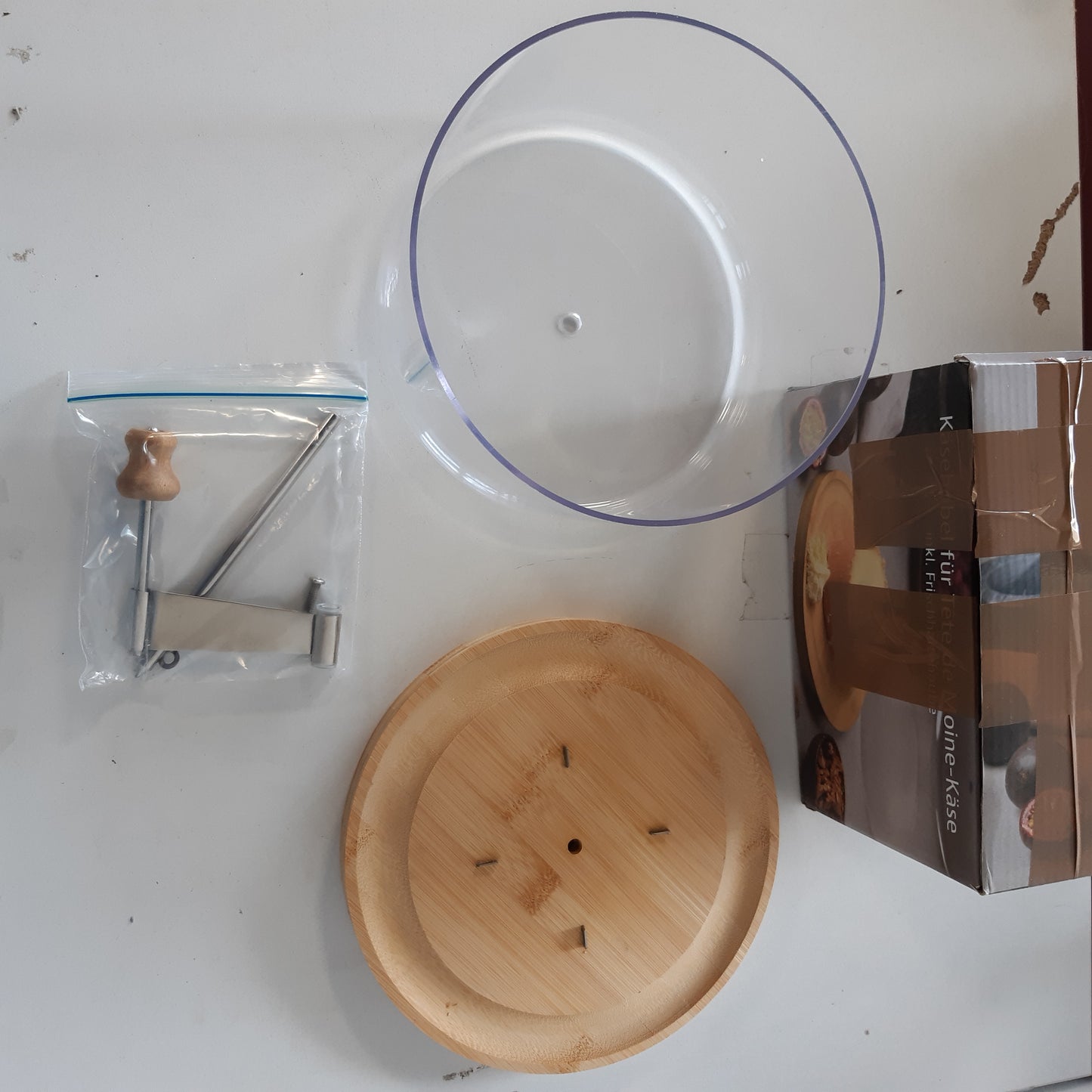 214806 - KESPER Prerës djathi me kapak, Materiali: Bambu, plastikë, Përmasat: ø 22 cm x 14 cm