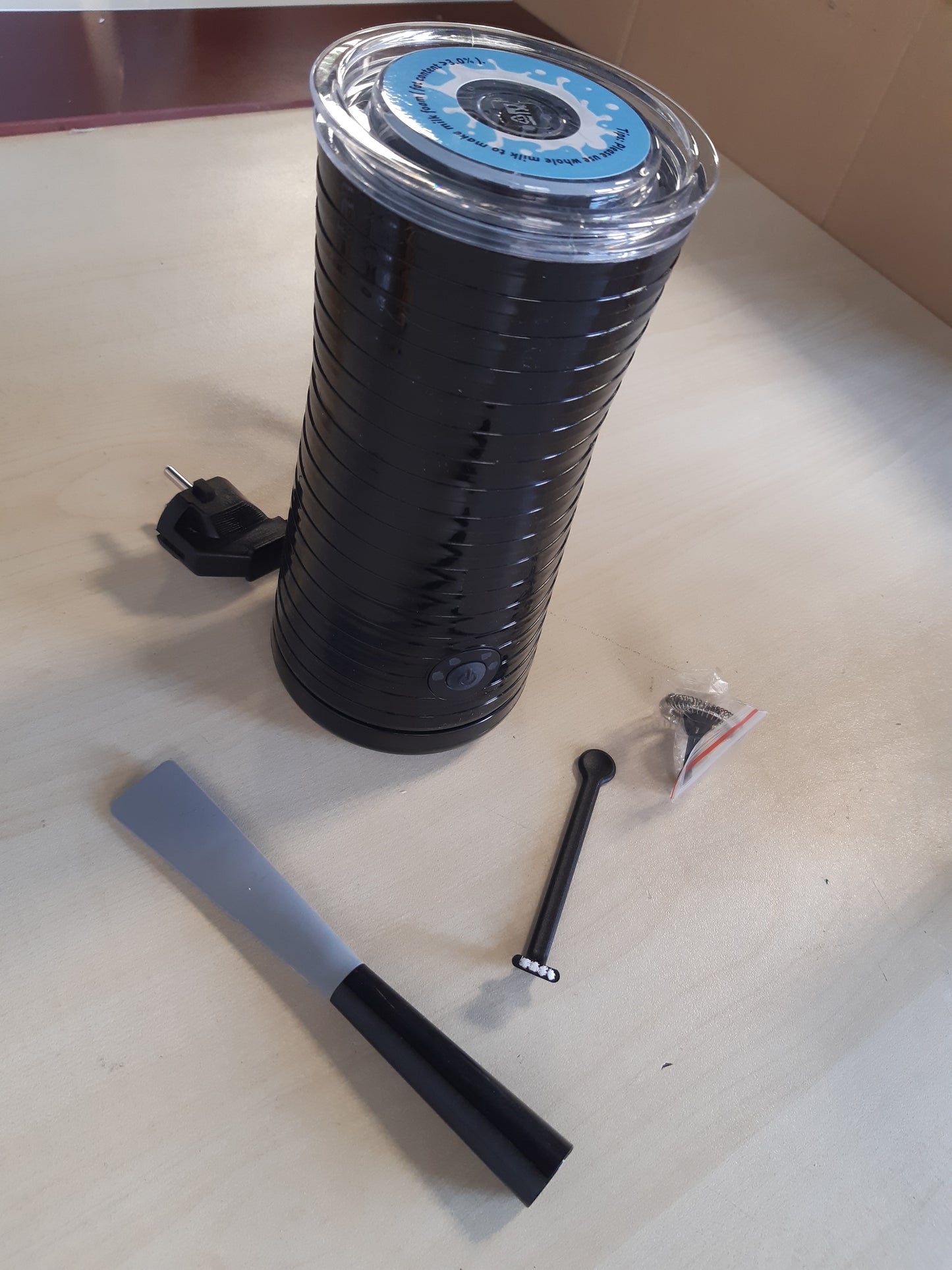 221700 - MORPILOT 4-në-1 Shkumëzues Qumështi Elektrik 400W, Kapacitet 240ml, për Cappuccino, Macchiato dhe Latte