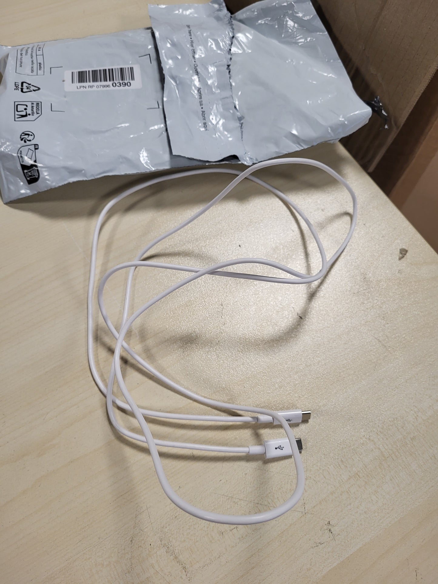 269515 - AMAZON BASICS Kabllo karikimi të shpejtë USB-C në USB-C, shpejtësi 480 Mbps, i çertifikuar USB-IF, për Apple iPhone 16/15, iPad, MacBook, Samsung Galaxy, tableta, laptopë, 1.8 m, i bardhë