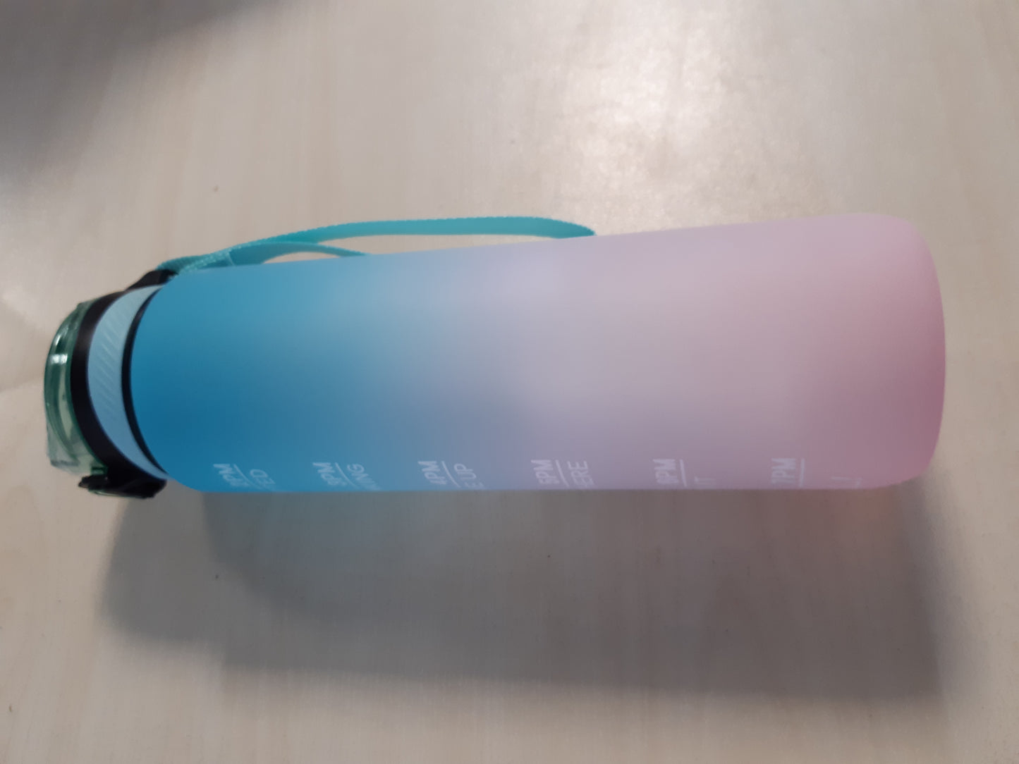 206706 - AUCKPURE Shishe Uji Sportive 1 Litër, me Pipëz dhe Shënues, Hapje me një Klikim, e Përshtatshme për Palestër, Yoga, Kamping, Çiklizëm dhe Jetën Familjare, Ngjyra Pluhur Gjelbër