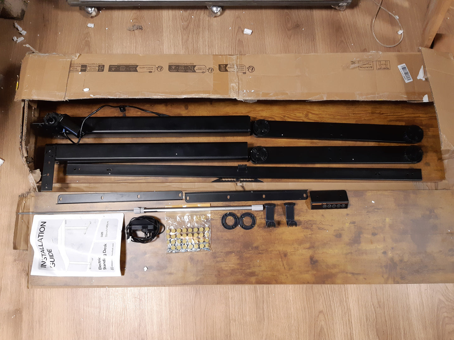 167021 - CLAIKS Tavolinë Elektrike në Këmbë të Rregullueshme 140x60cm, Bord Ndërlidhës, Për Zyrë apo Shtëpi, Kornizë e Zezë/Sipërfaqe Kafe