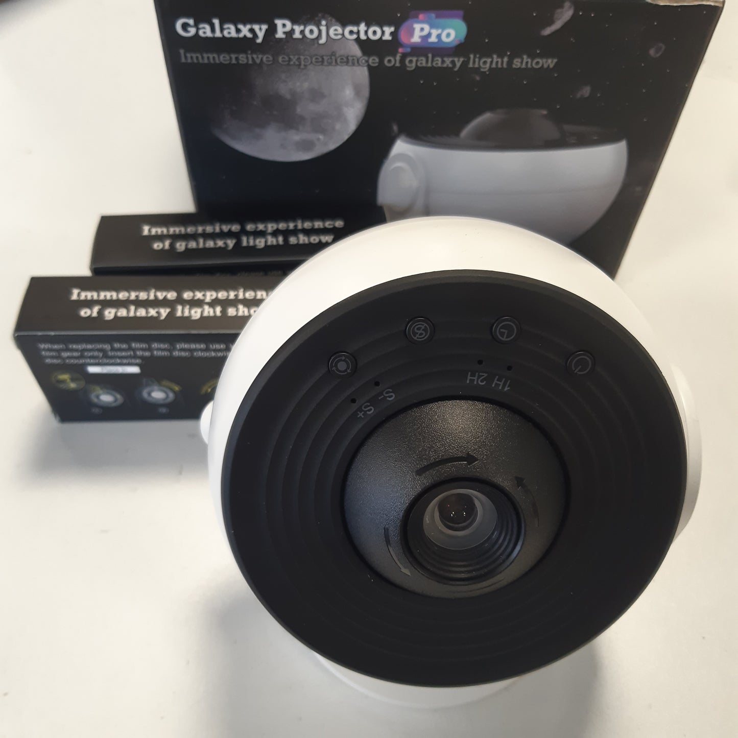 255852 - Projektor Galaxy, Projektor Drite Yjesh Planetariumi 13-në-1, Llambë Mjegullnaje Rrotulluese 360°, Dritë Nate me 12 Yje të Sistemit Diellor dhe Hënë