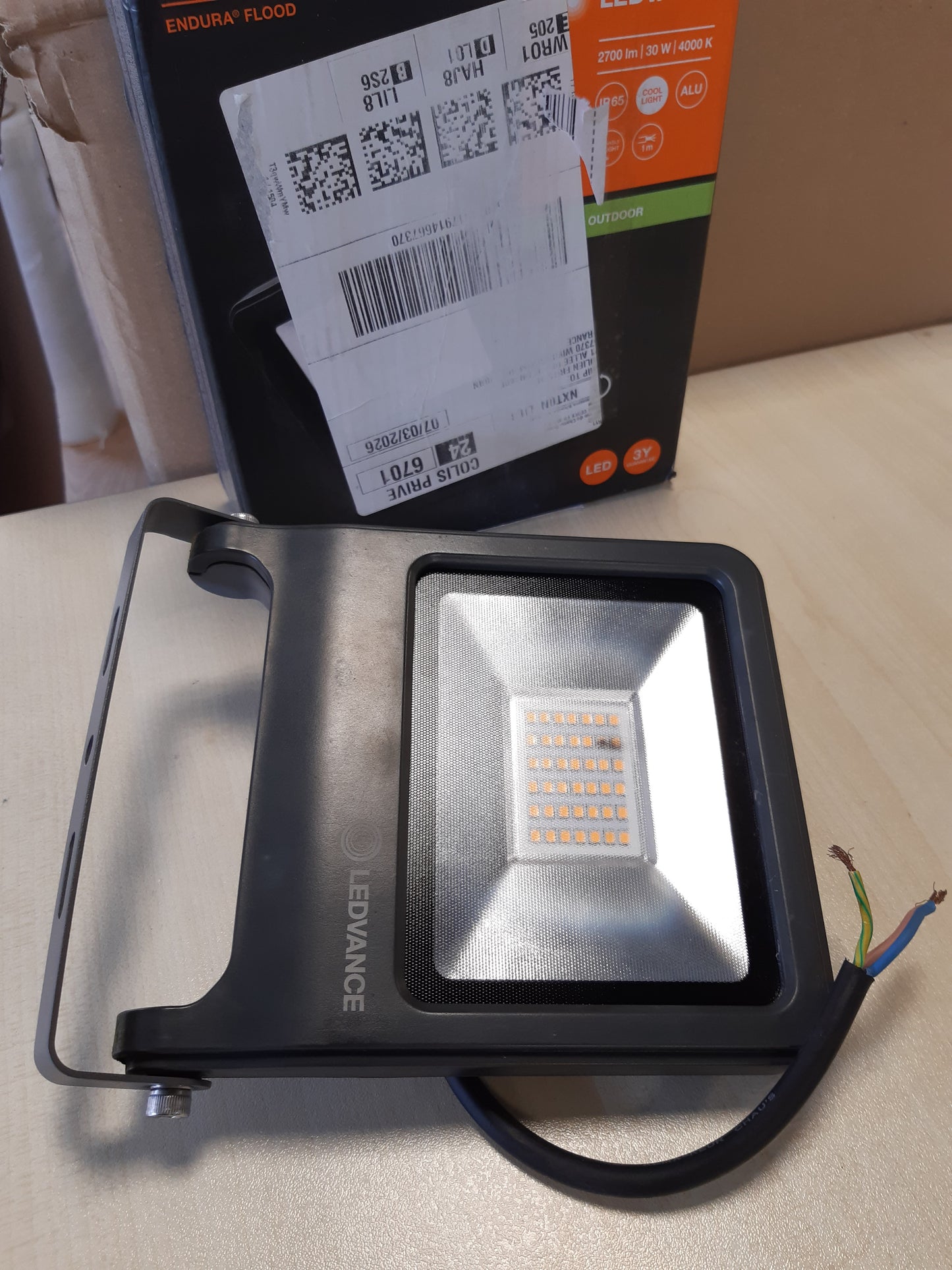 256171 - LEDVANCE LED PROZHEKTORË, DRIJTË PËR APLIKIME NË NATYRË, E BARDHË E FTOHTË, ENDURA FLOOD GRI E ERRËT 4058075206700