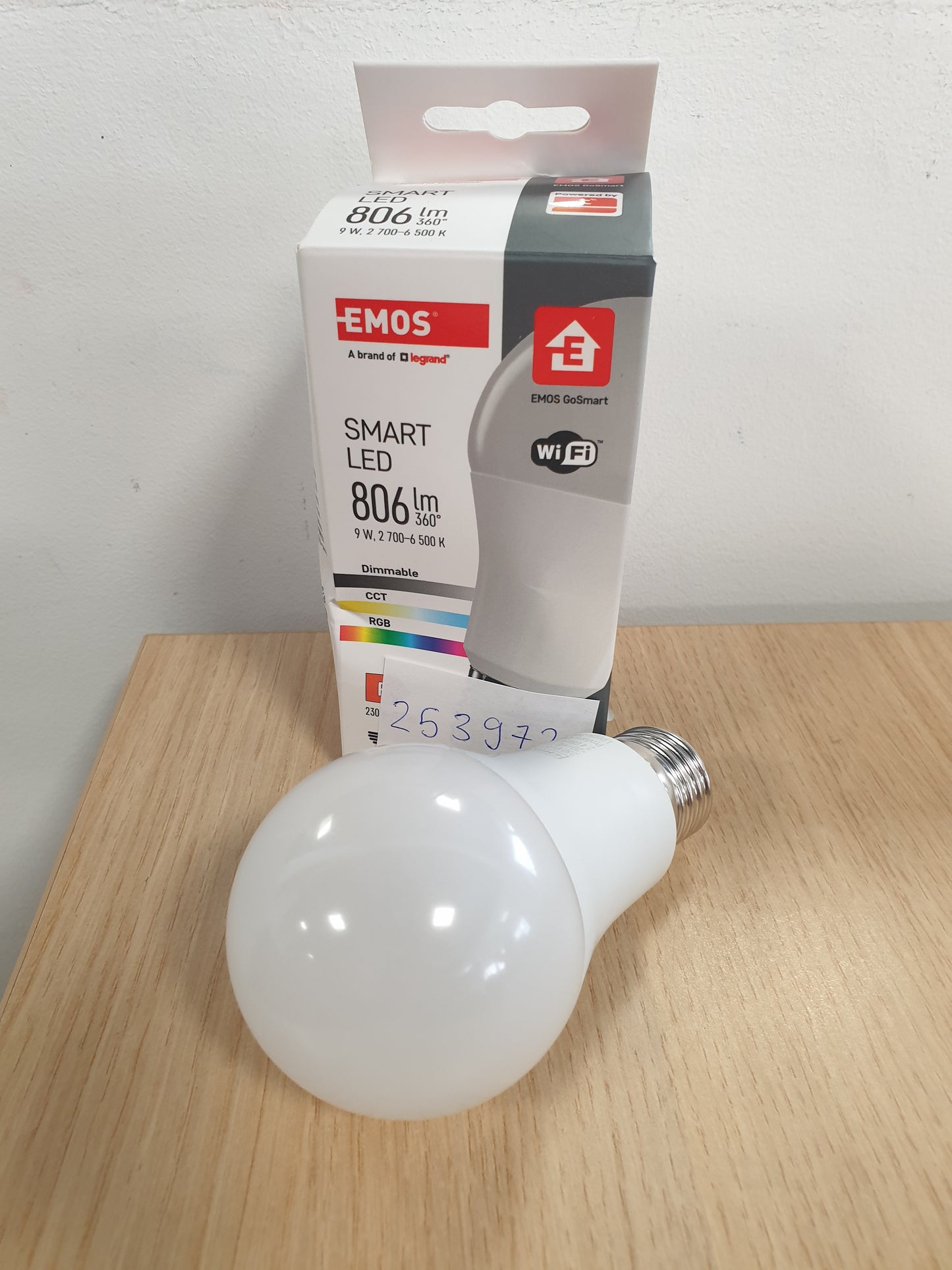 253972 - EMOS GOSMART - LLAMBË LED RGB A60 ME APLIKACION E27 | Me errësim, shumëngjyrësh dhe tone të bardha - 806lm - 9W - 20,000 Orë - WiFi - E pajtueshme me Google Home dhe Alexa