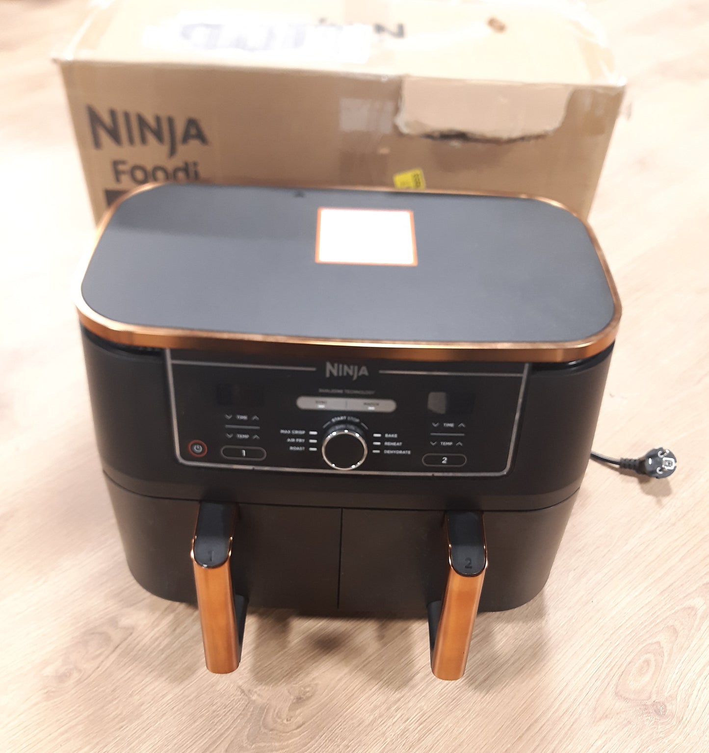 83141 - NINJA FOODI MAX Fritezë me Ajër 9.5L, e Dyfishtë, me Mashë, Shtresë Jo-ngjitëse, Shporta të Sigurta për Lavastovilje, 6-në-1, Bakër/E Zezë, Modeli AF400EUCP