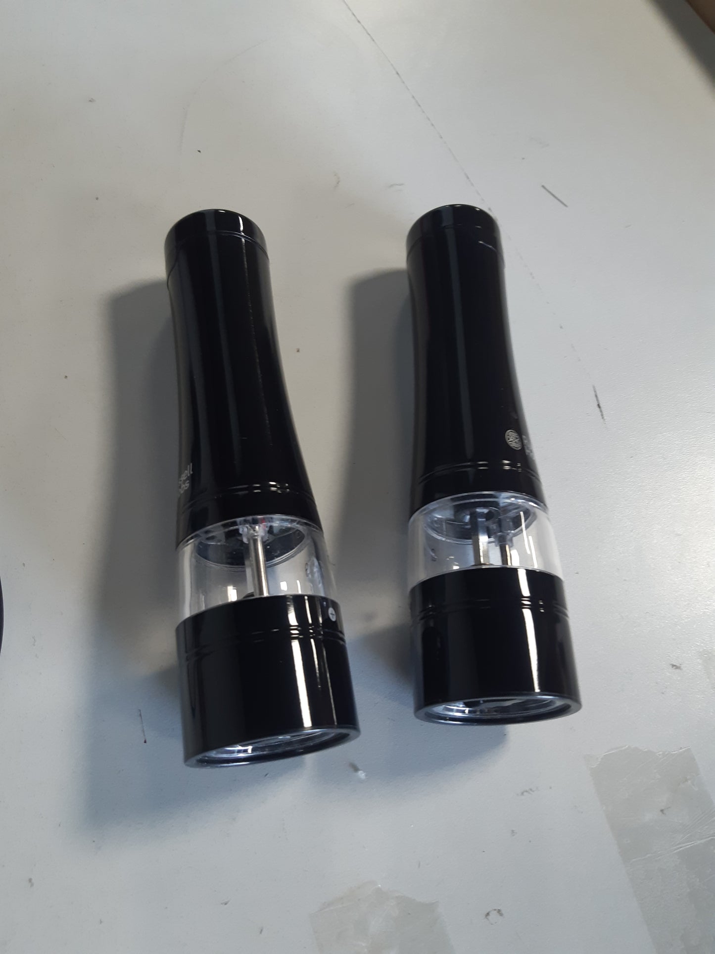 250972 - RUSSELL HOBBS Mulli Elektrik për Kripë dhe Piper, Set prej 2 copësh, i Zi, Mekanizëm bluarës qeramik, bluarje e rregullueshme, ndriçim LED, Model 28010-56