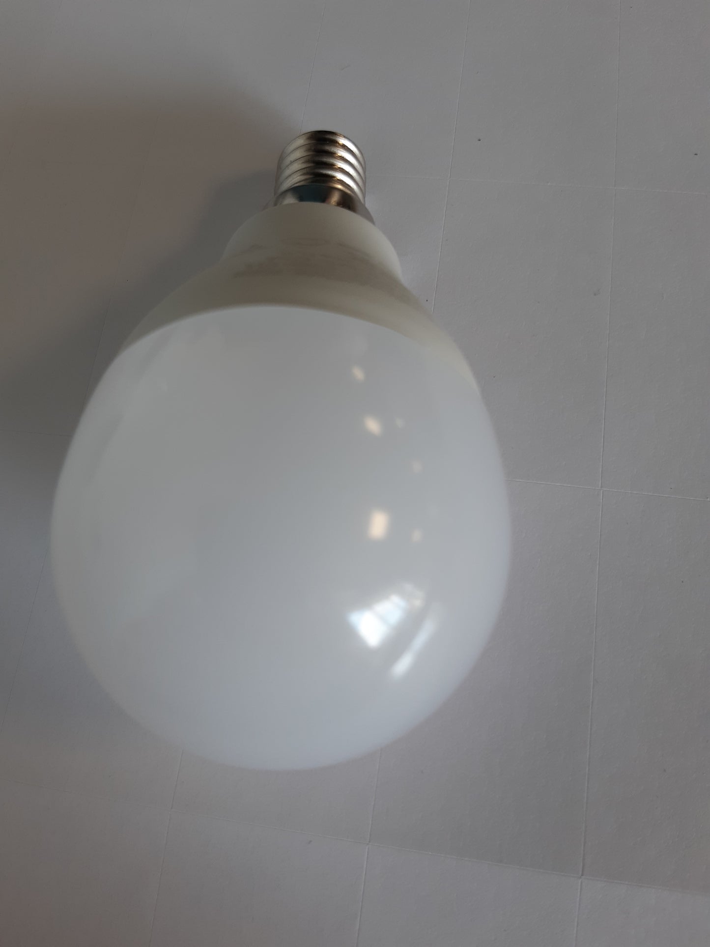 257176 - LEDVANCE SMART+ MATTER Llampa LED, e pajtueshme me Google, Alexa, Apple, ngjyrë e bardhë të ngrirë, 4.9W, 470lm, E14, dritë me ngjyra dhe e bardhë, kontroll me aplikacion ose me zë, jetëgjatësi deri në 20,000 orë, pako e vetme